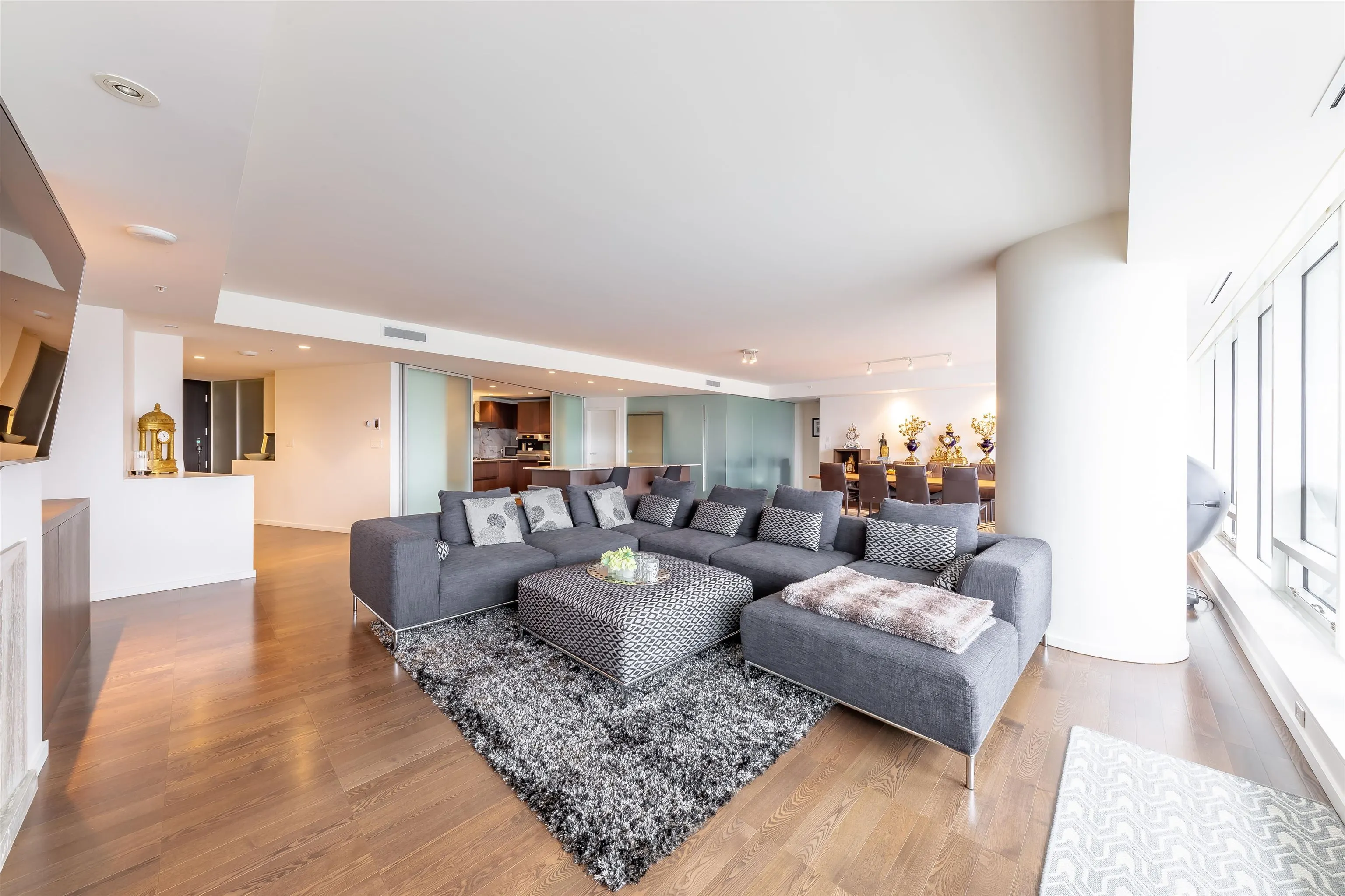 3506 1011 W Cordova Street