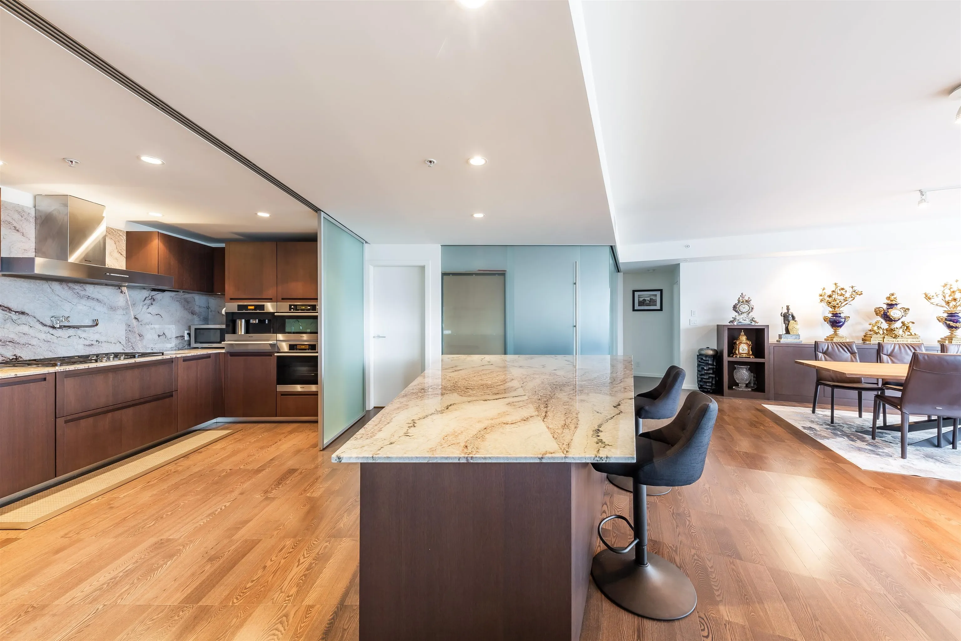 3506 1011 W Cordova Street