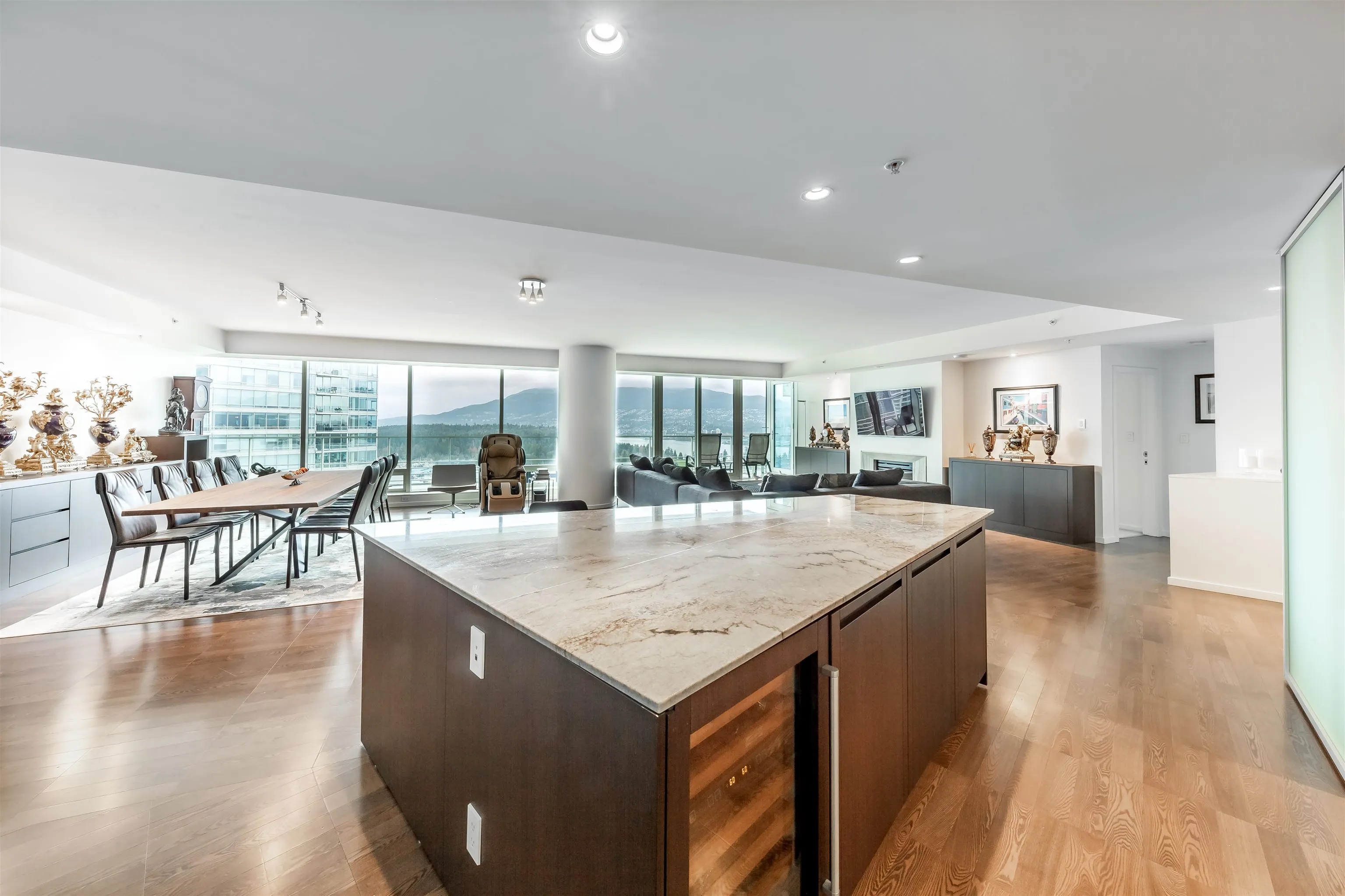 3506 1011 W Cordova Street