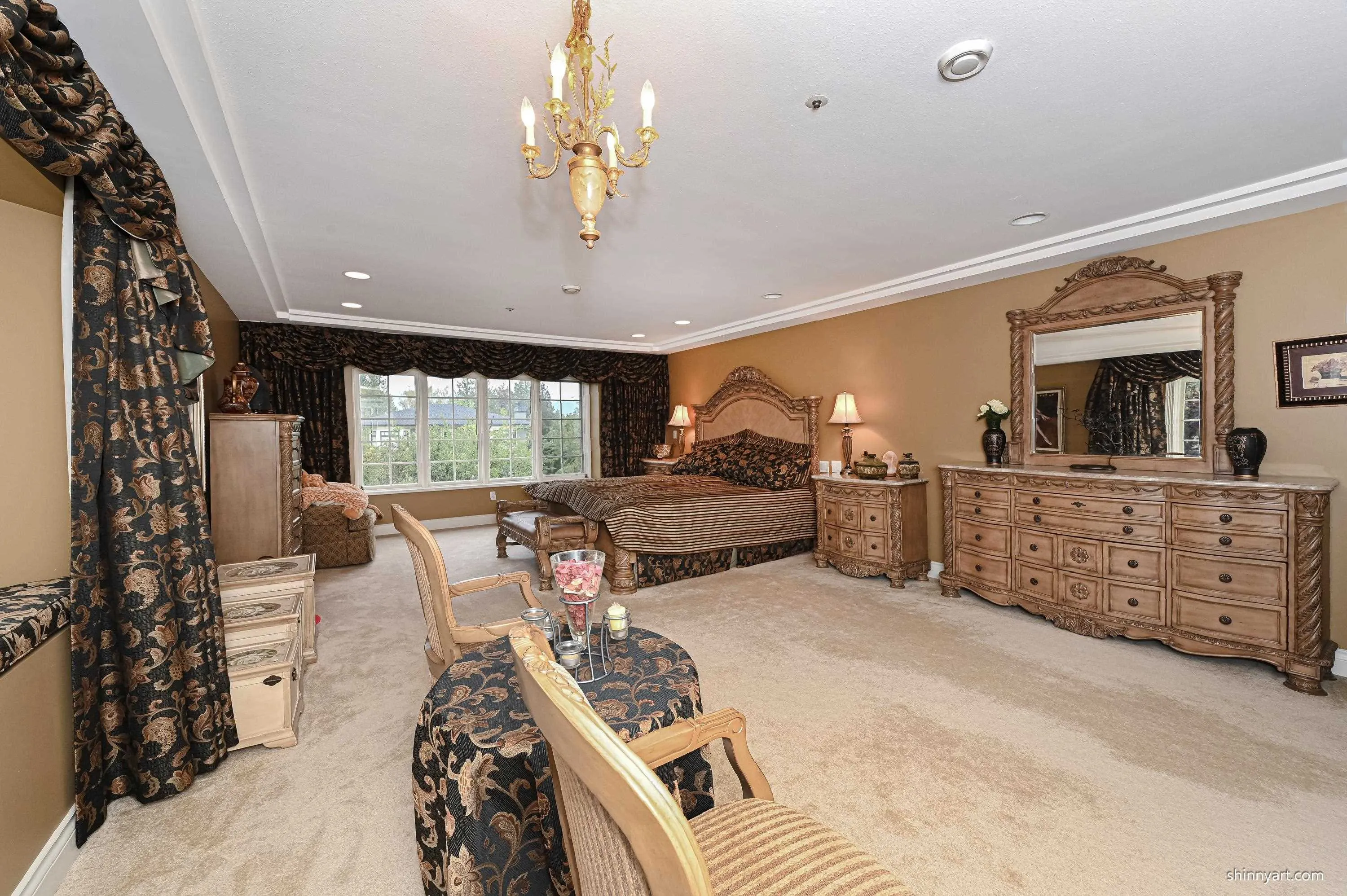 1368 Minto Crescent