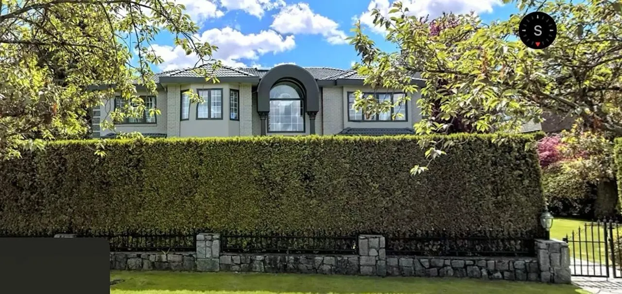 1368 Minto Crescent