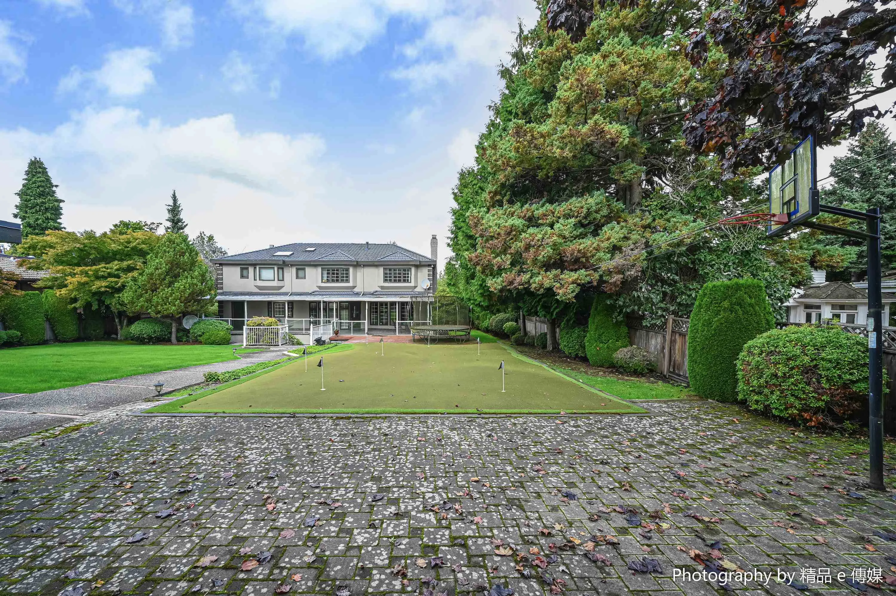 1368 Minto Crescent