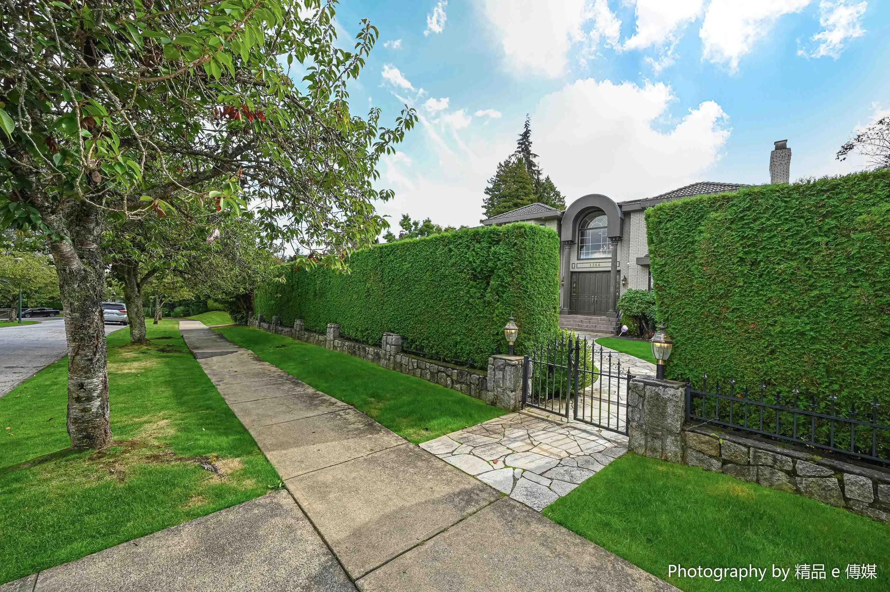 1368 Minto Crescent