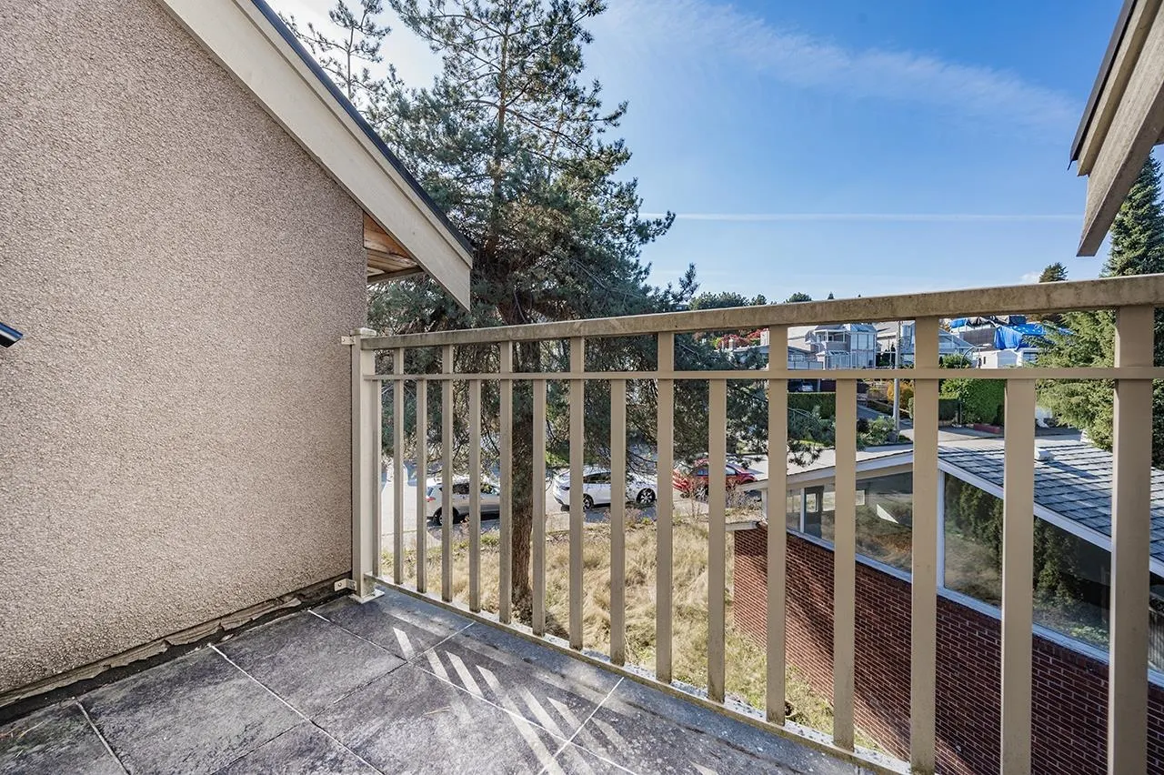 2817 Oliver Crescent