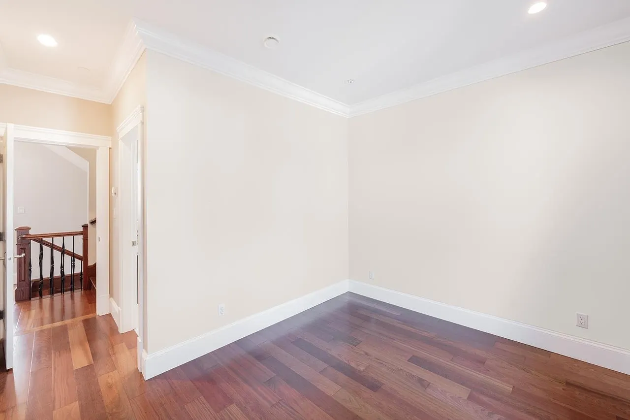 2817 Oliver Crescent