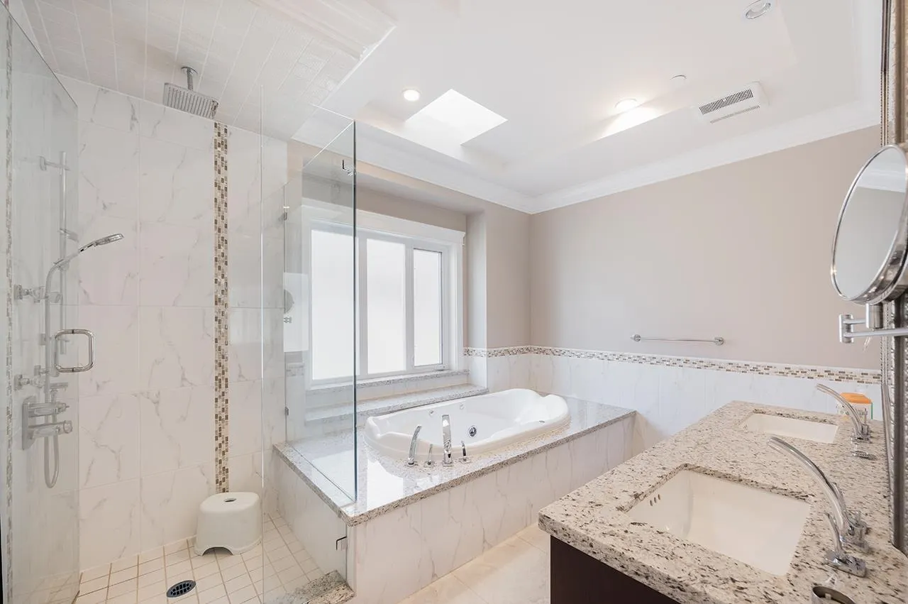 2817 Oliver Crescent