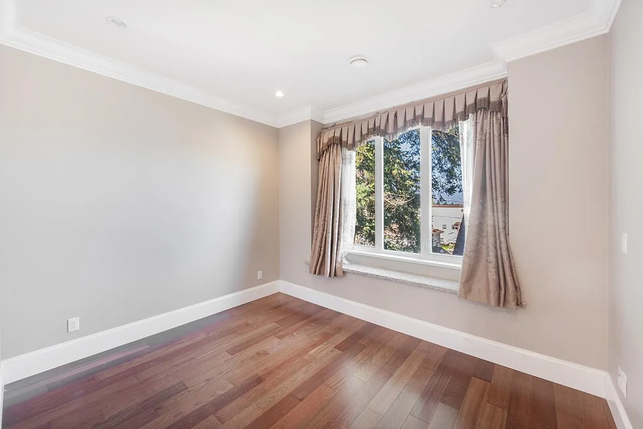 2817 Oliver Crescent