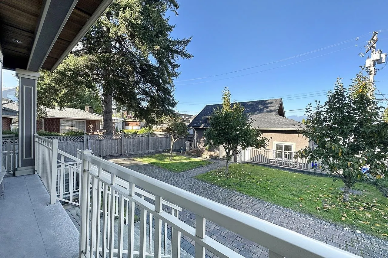 2817 Oliver Crescent