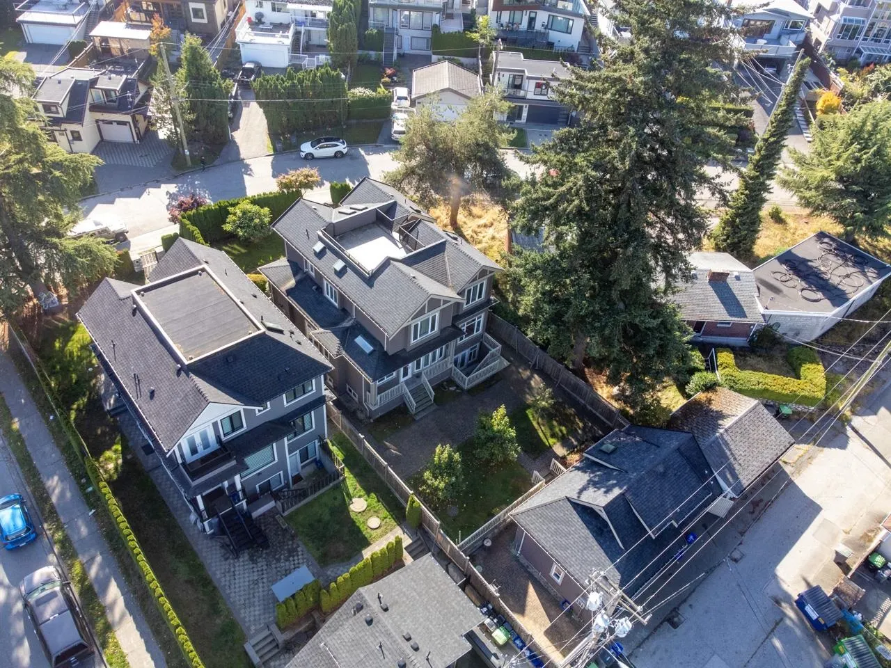 2817 Oliver Crescent