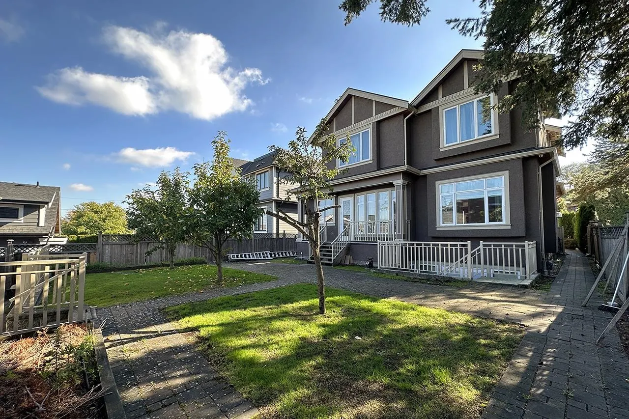 2817 Oliver Crescent