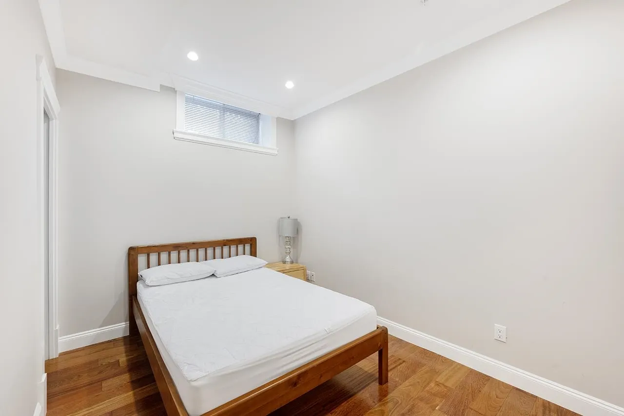 2817 Oliver Crescent
