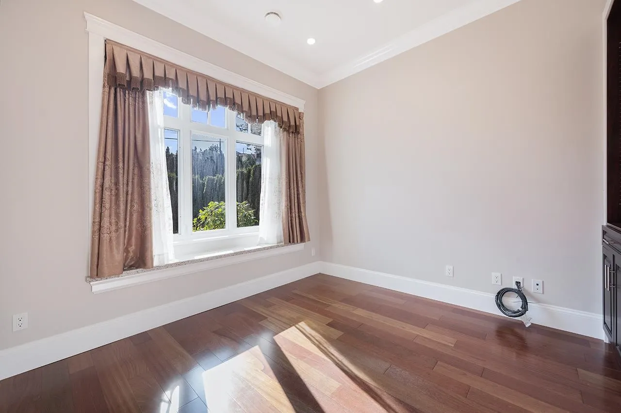 2817 Oliver Crescent