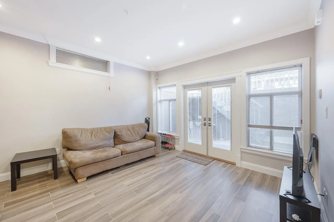 2817 Oliver Crescent