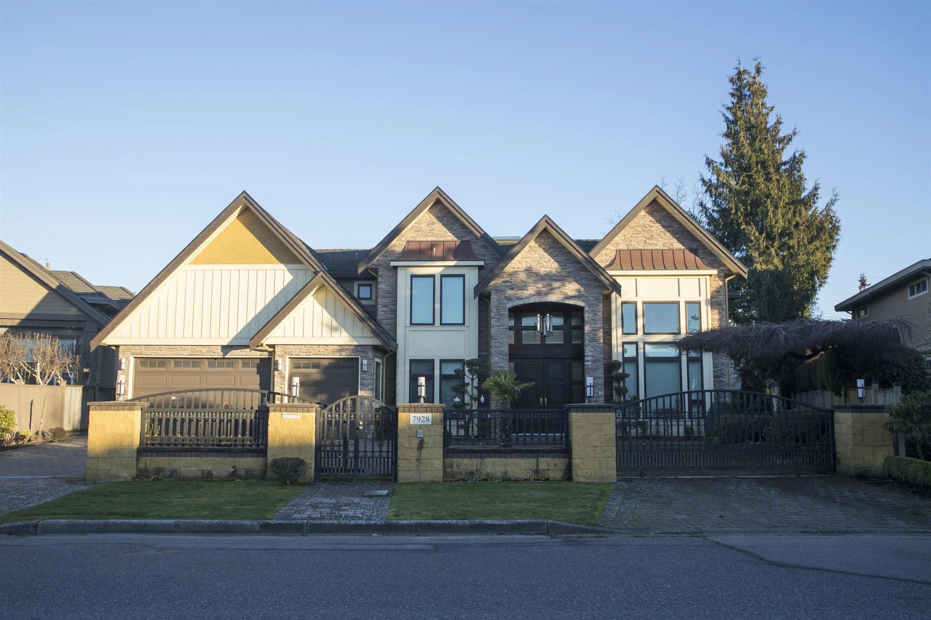 7928 Sunnyholme Crescent