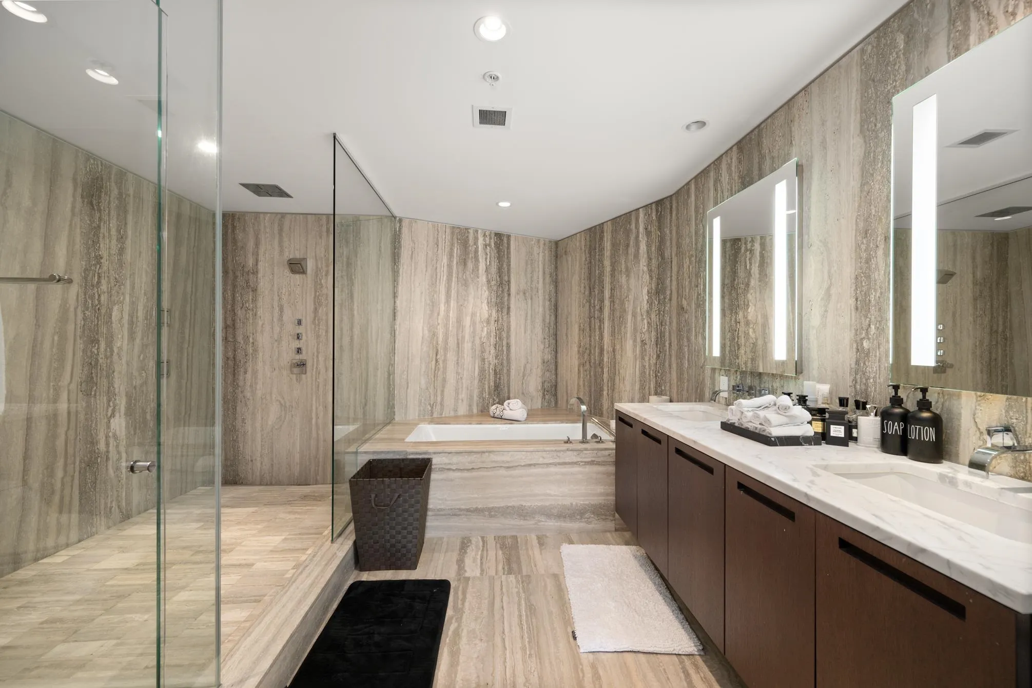 2808 1011 W Cordova Street