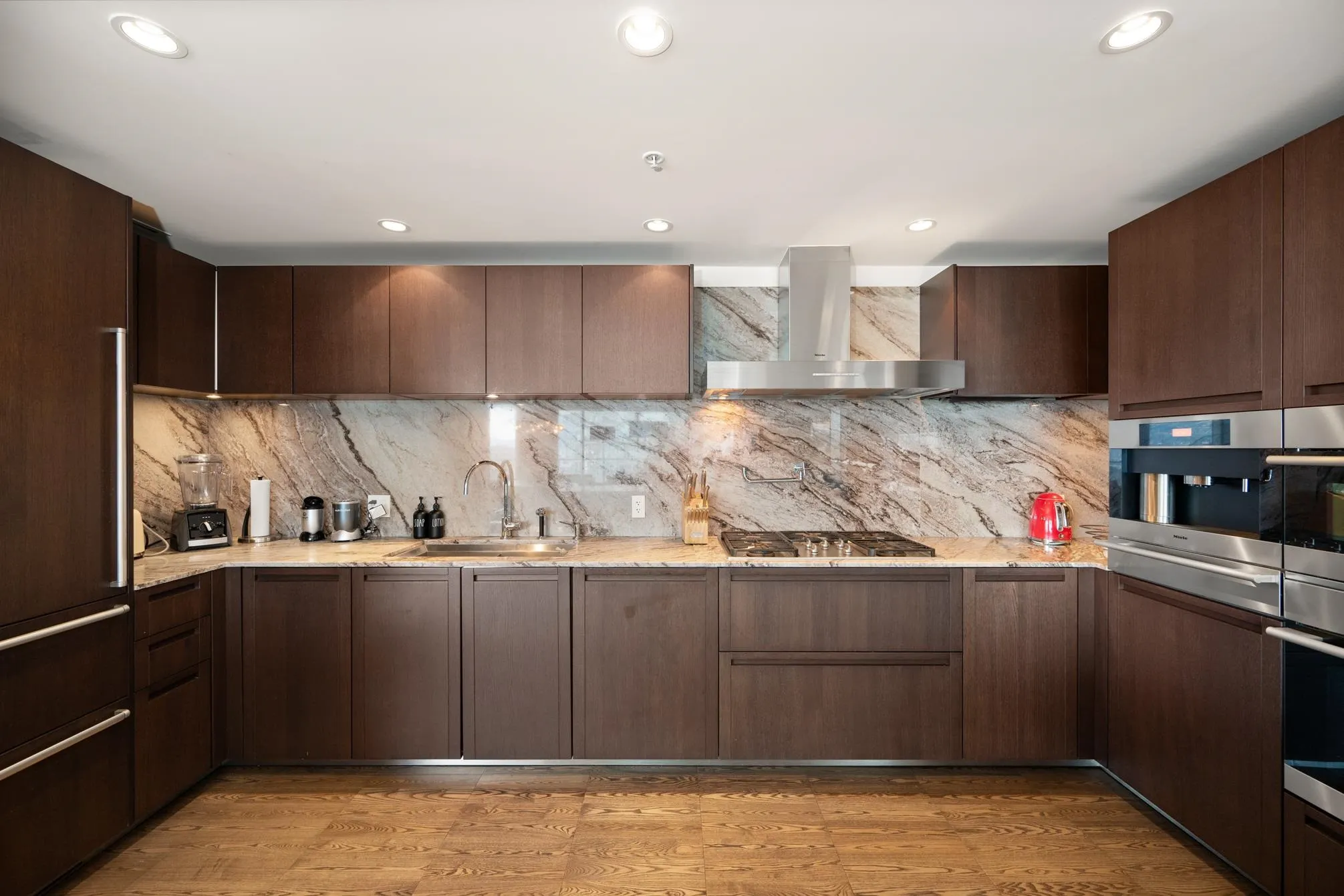 2808 1011 W Cordova Street