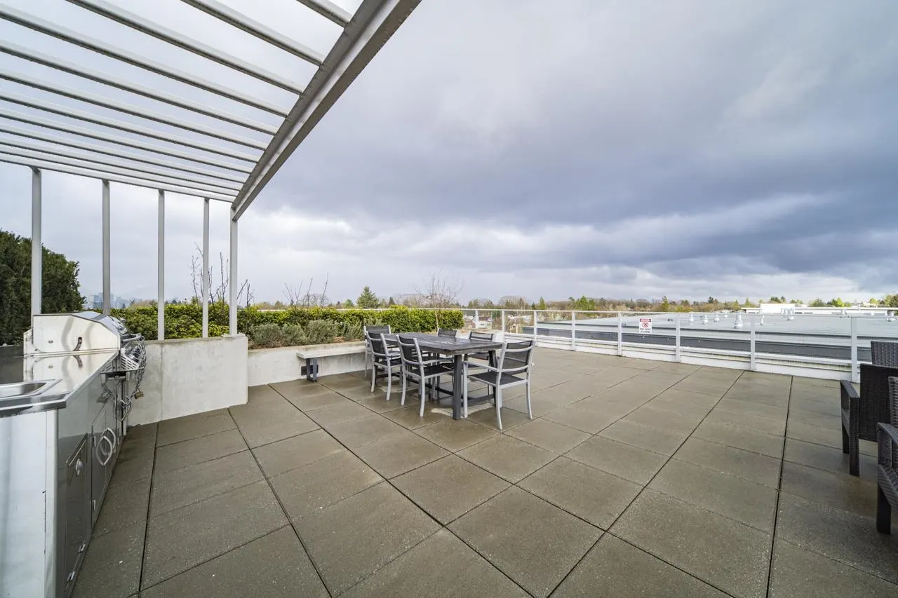 303 469 W King Edward Avenue