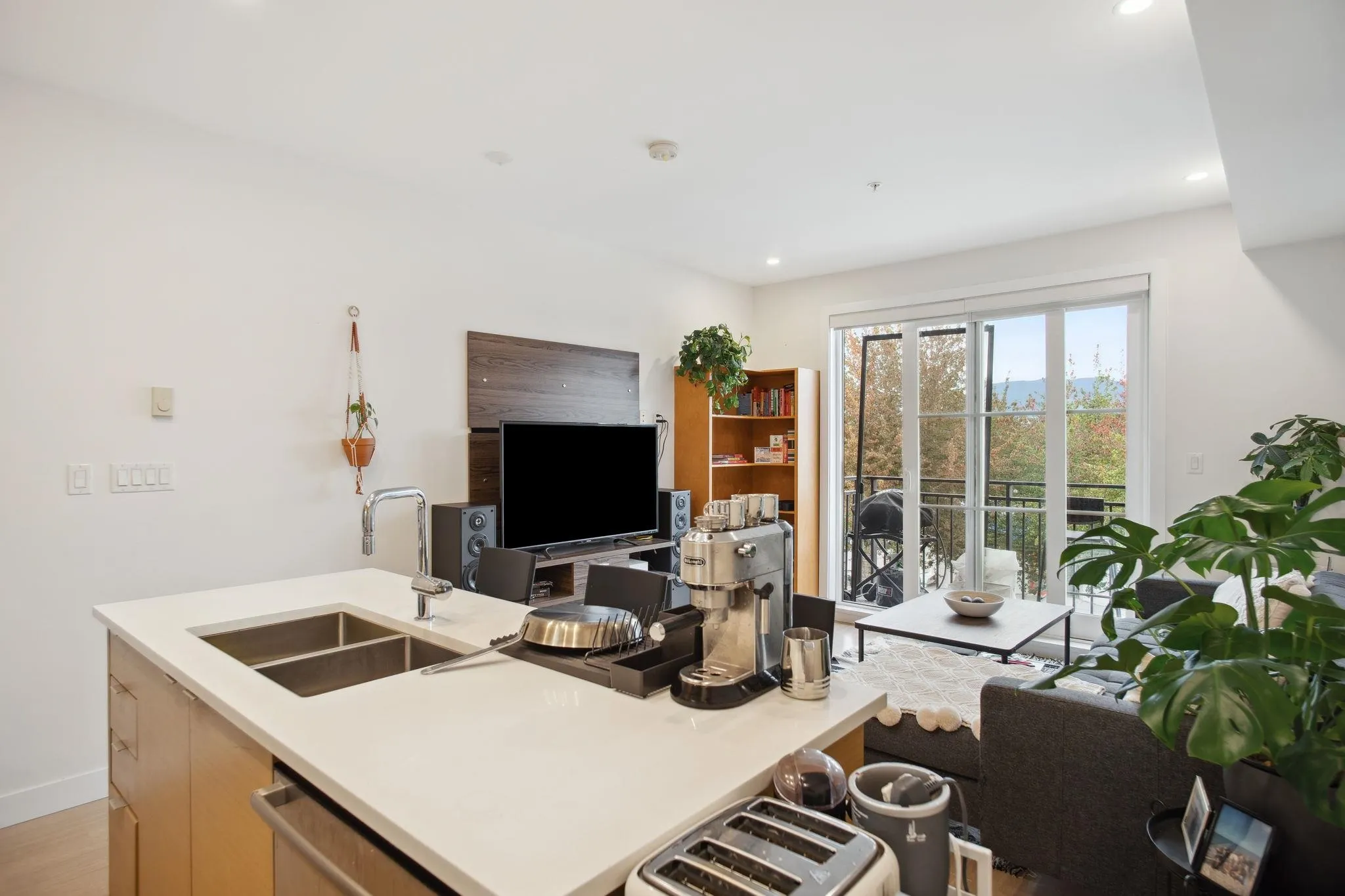 309 2528 Collingwood Street