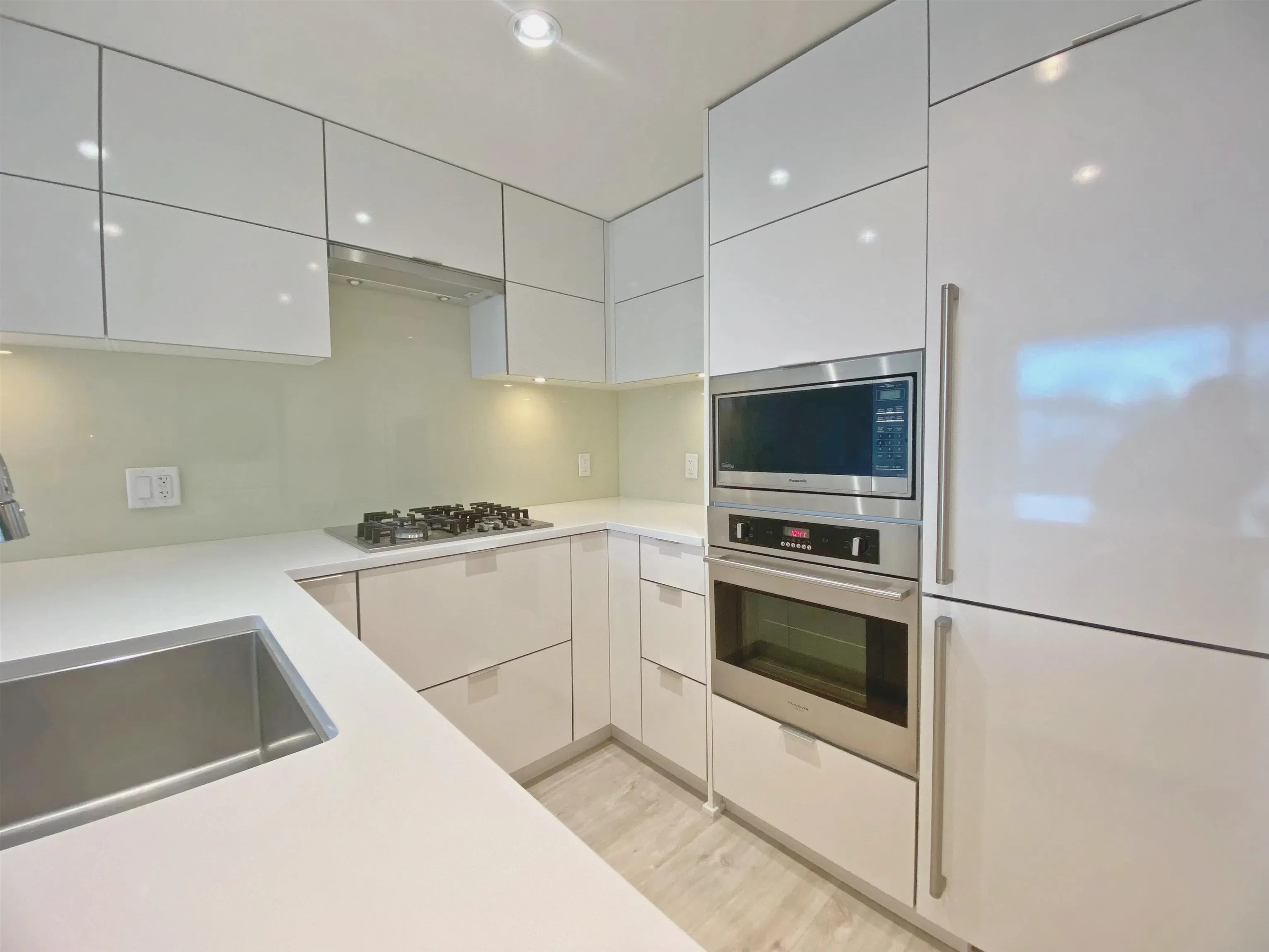 802 238 W Broadway