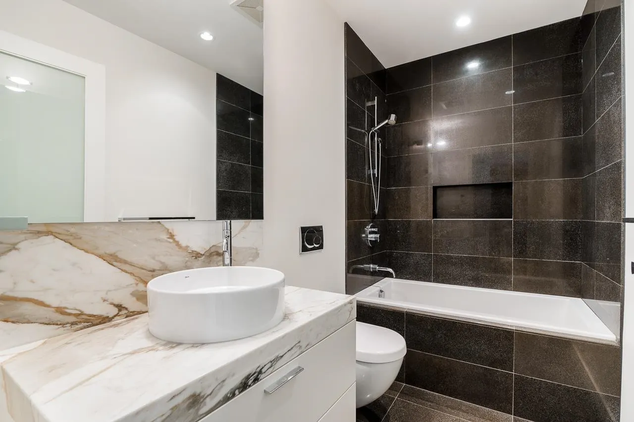 1601 277 Thurlow Street