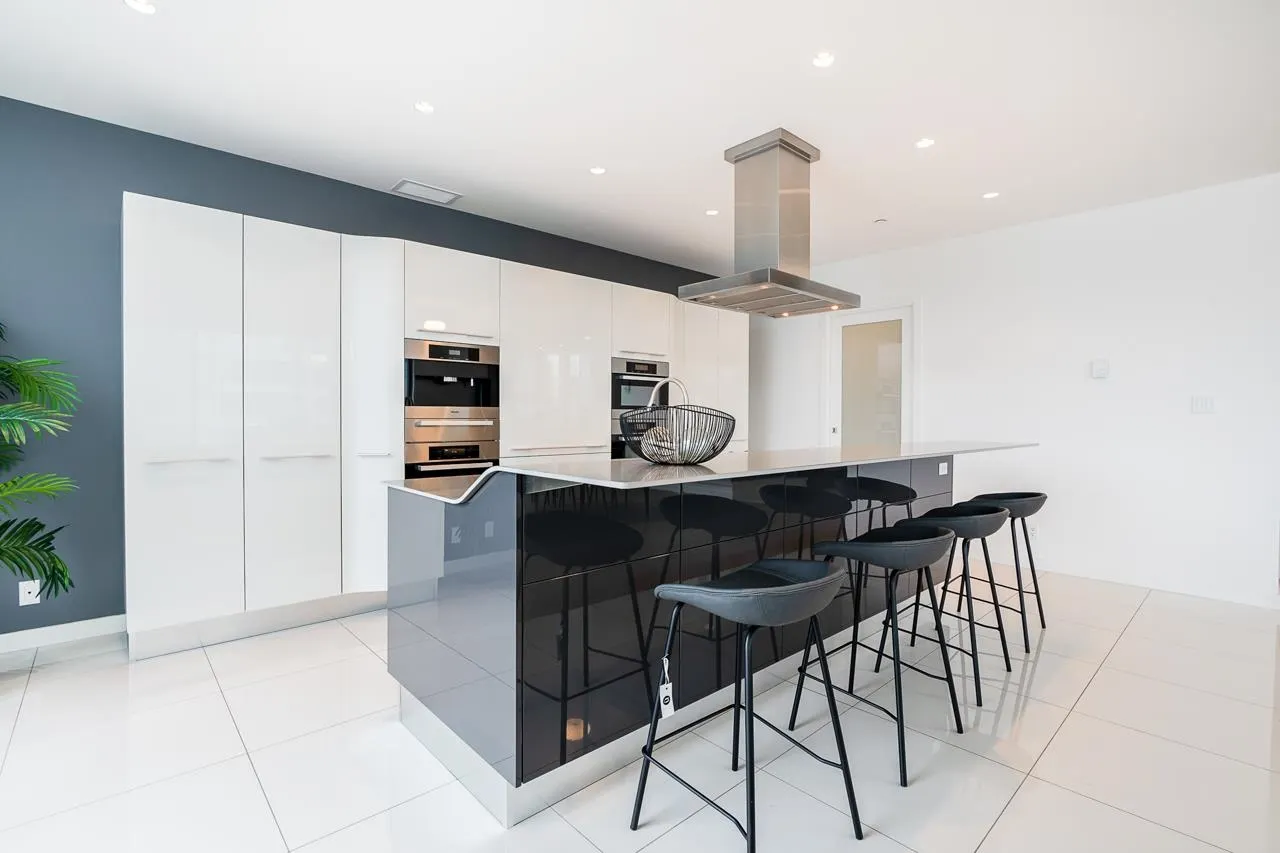 1601 277 Thurlow Street