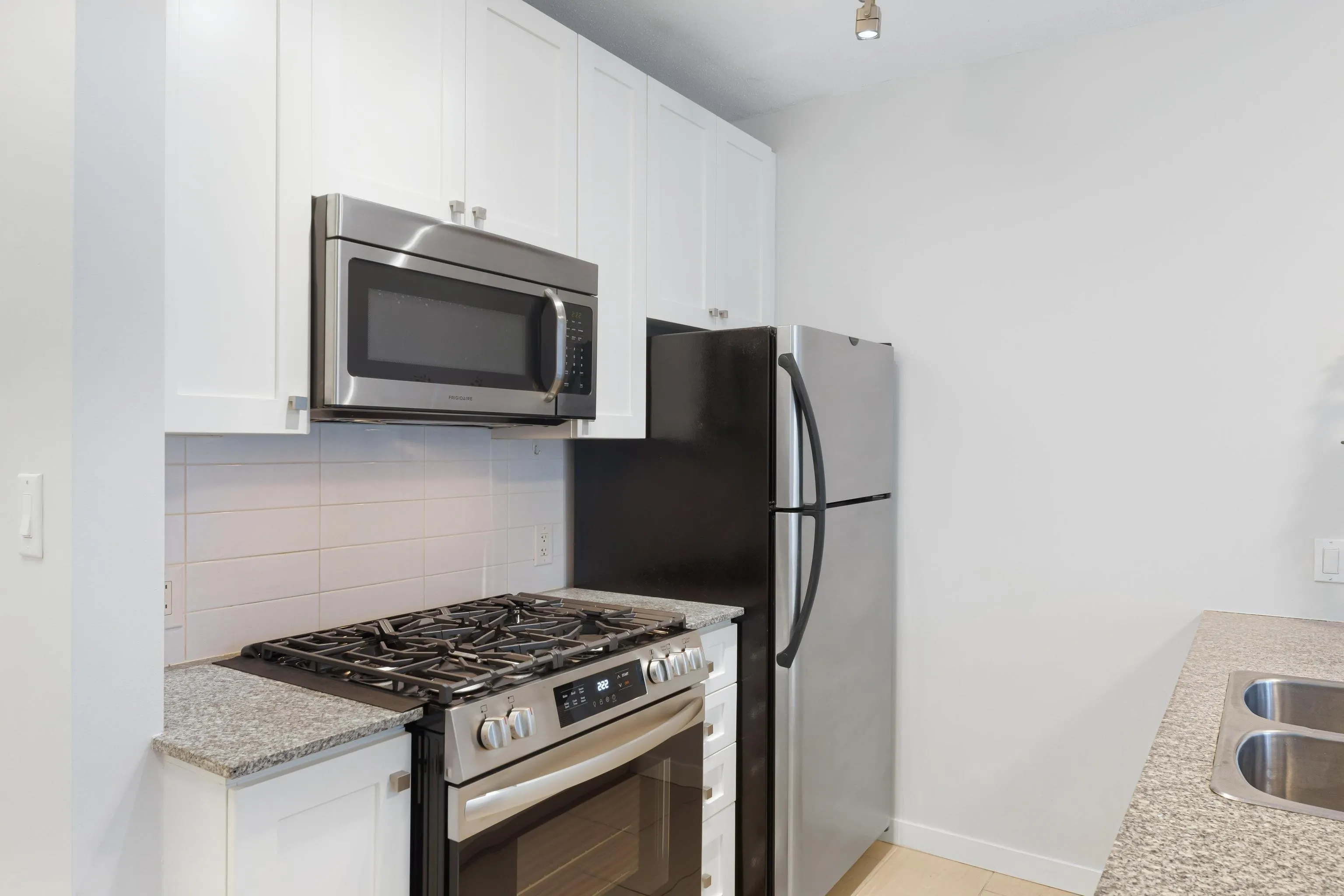 904 480 Robson Street