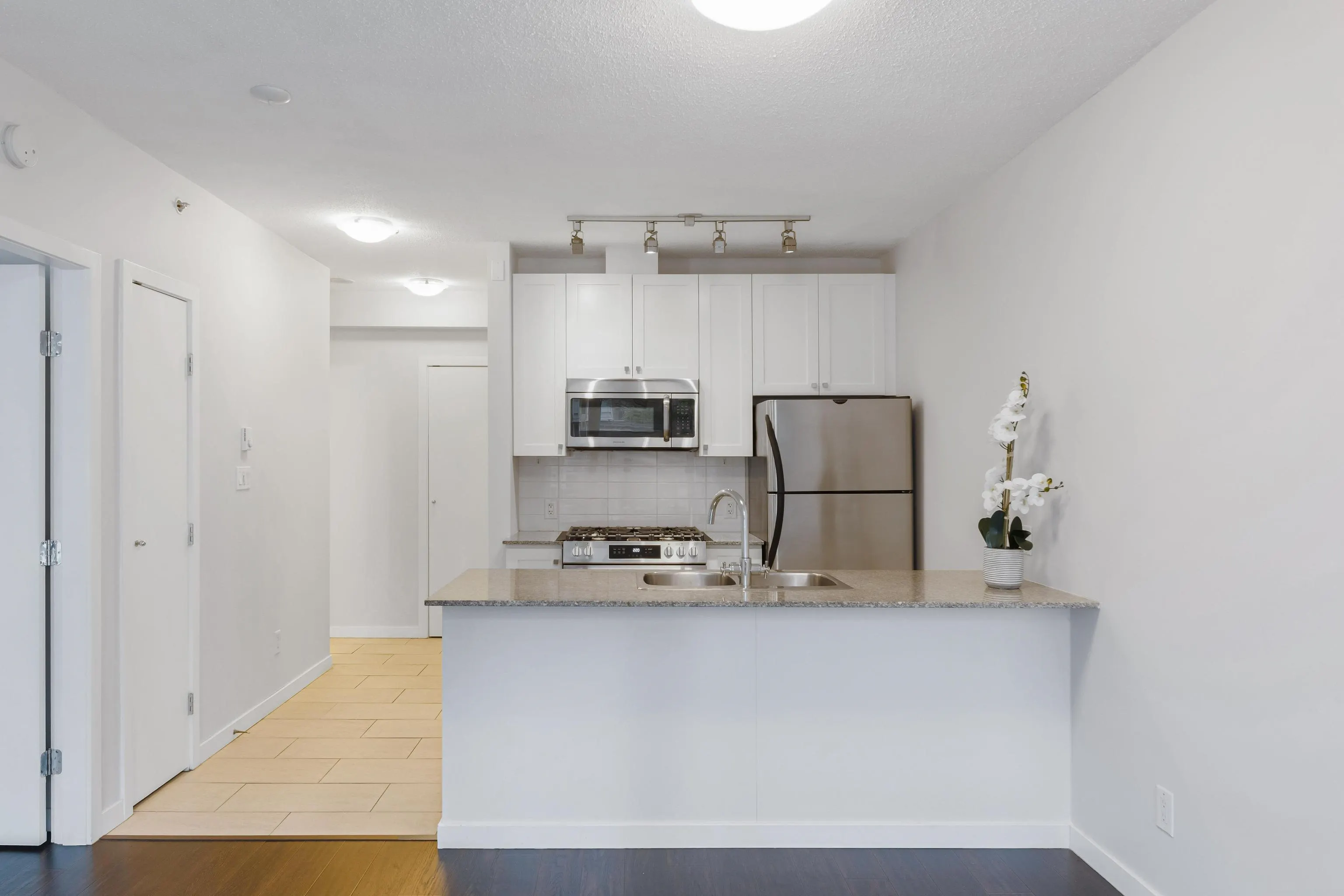 904 480 Robson Street