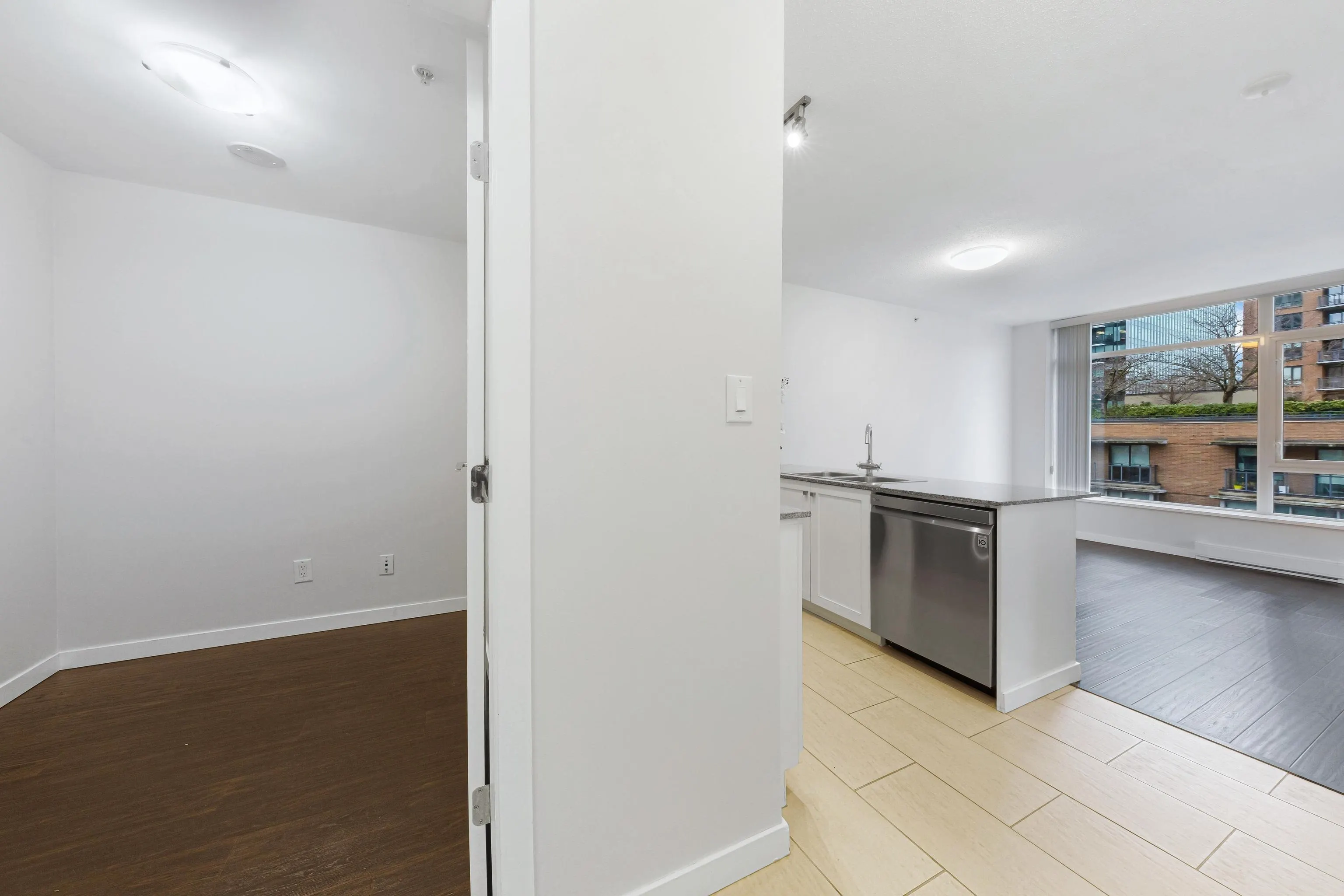 904 480 Robson Street