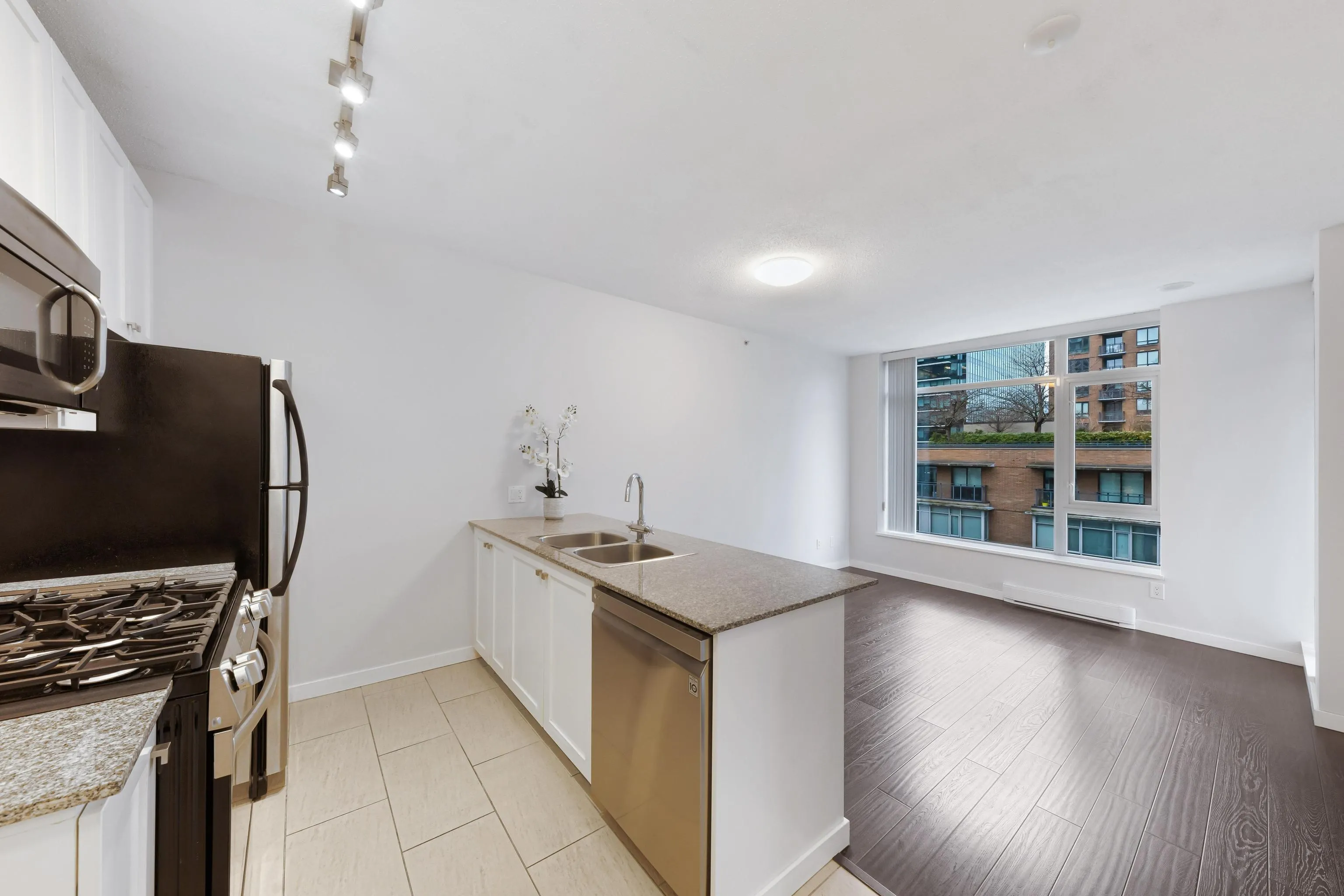 904 480 Robson Street