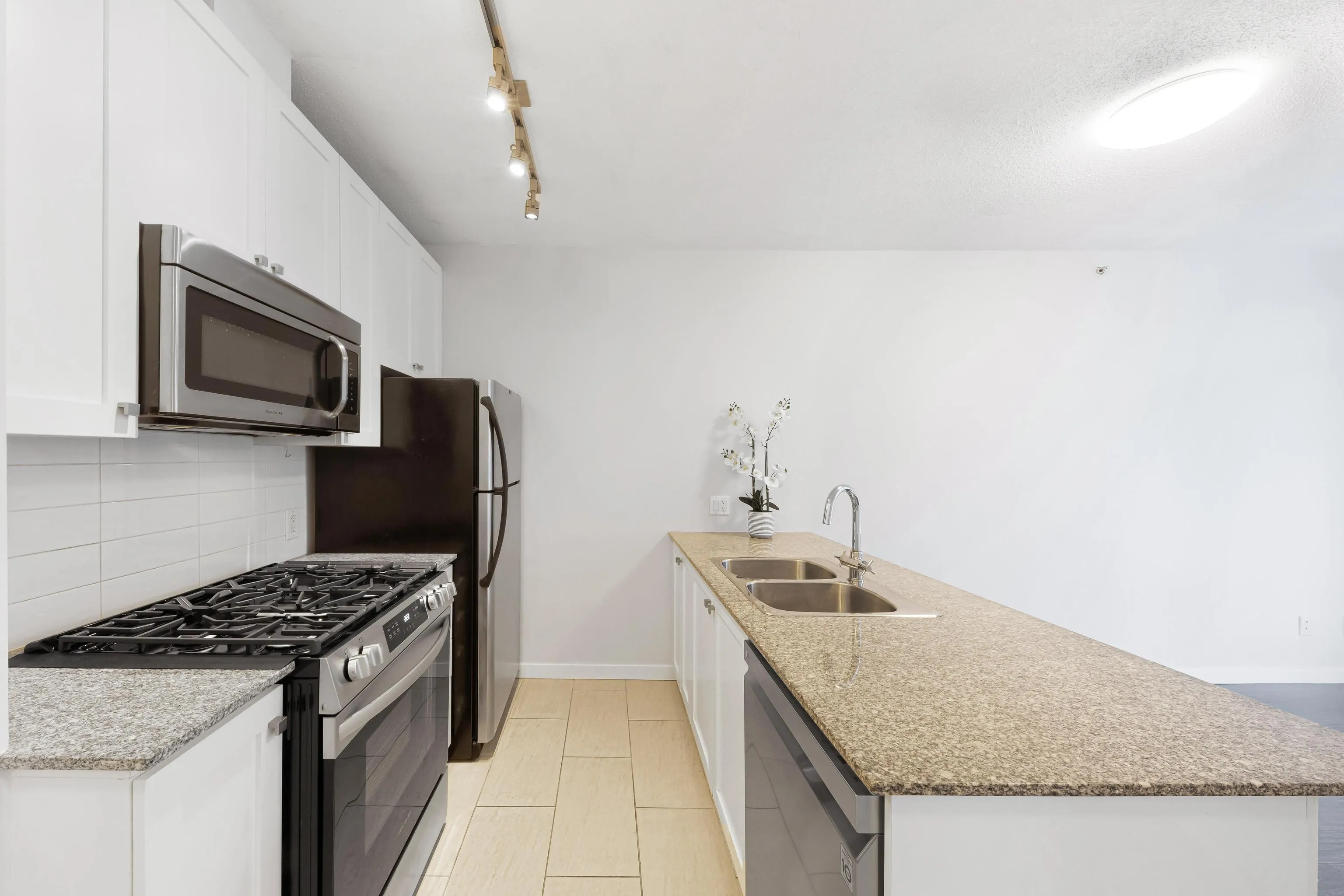 904 480 Robson Street