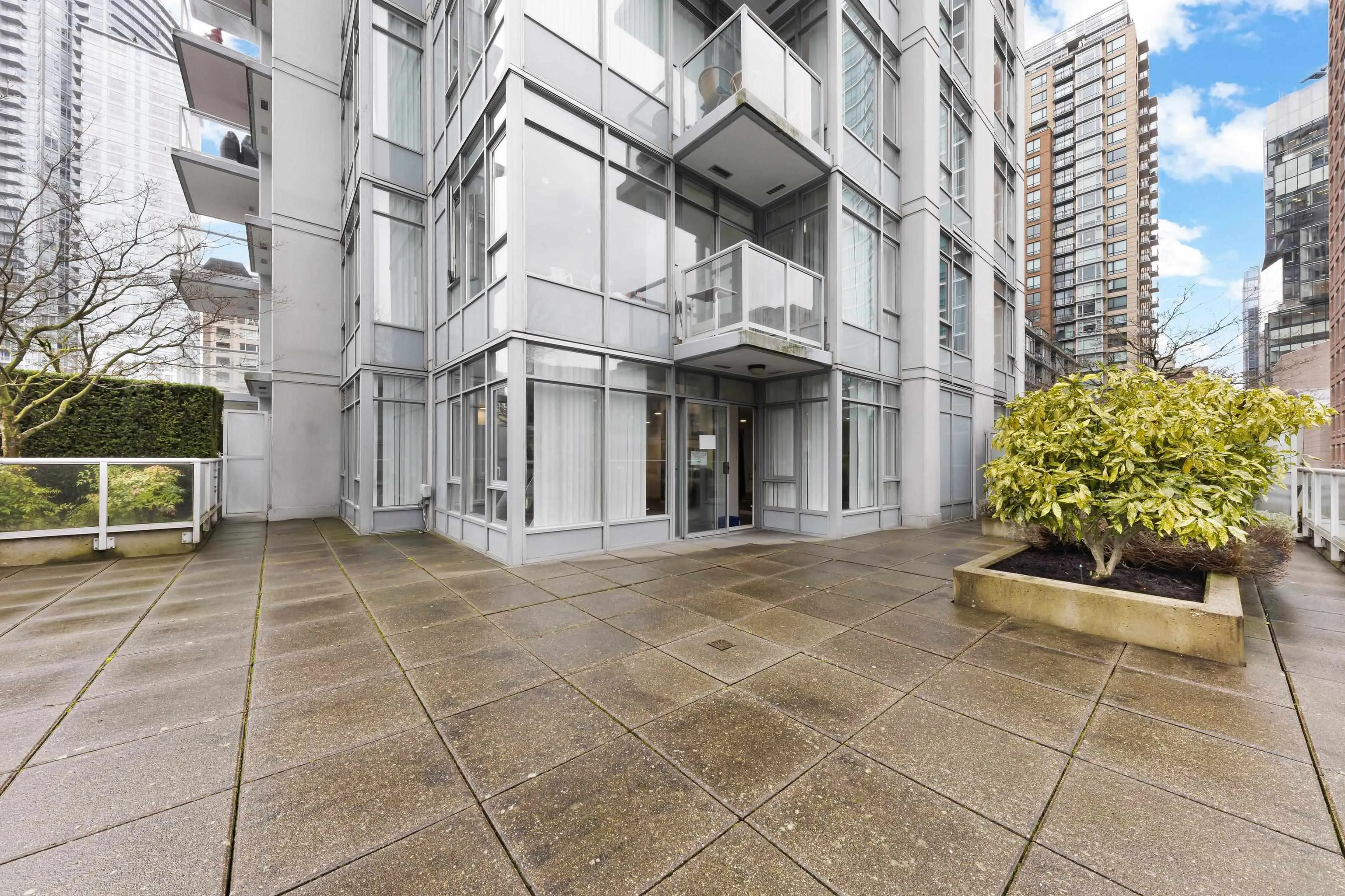 904 480 Robson Street