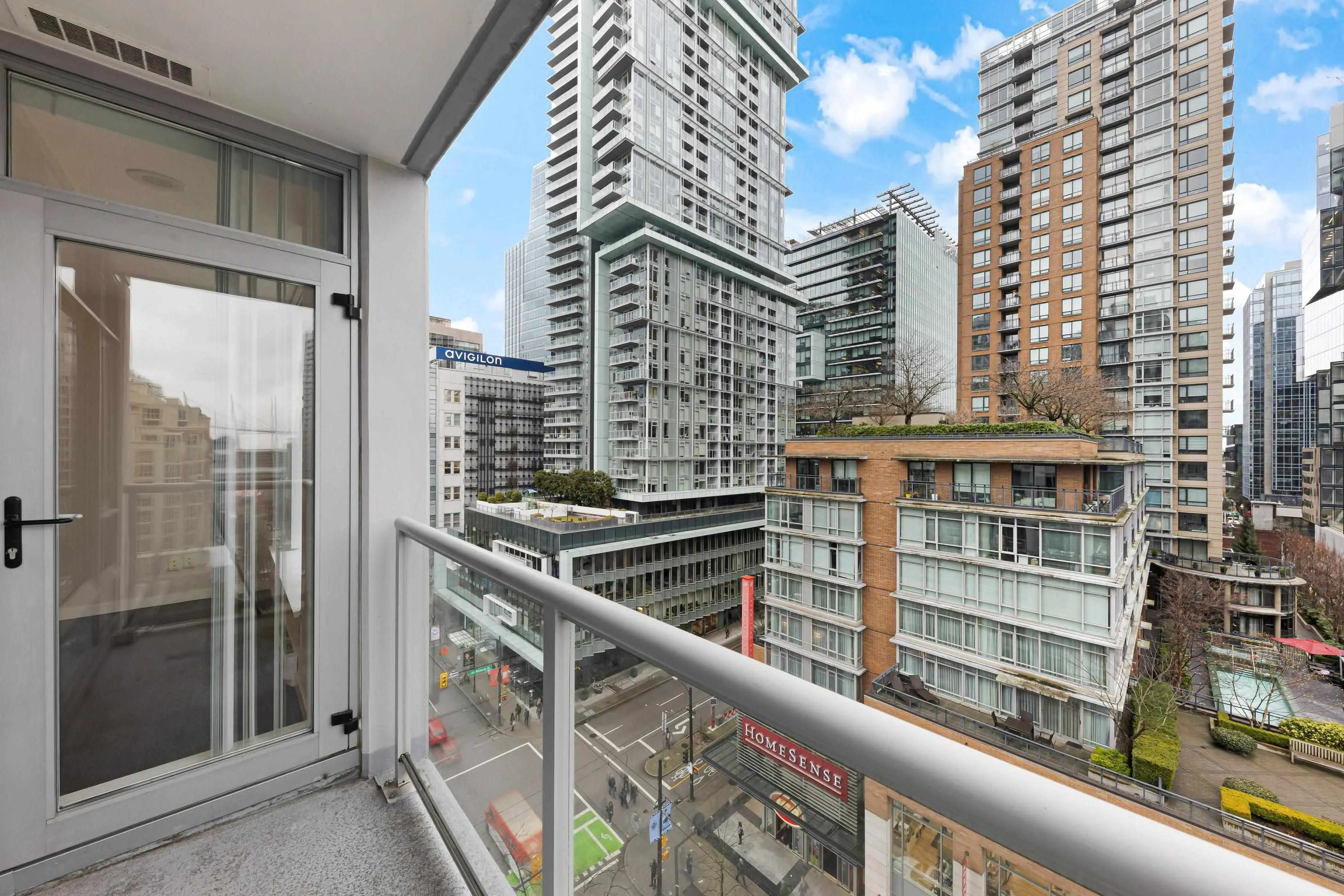 904 480 Robson Street