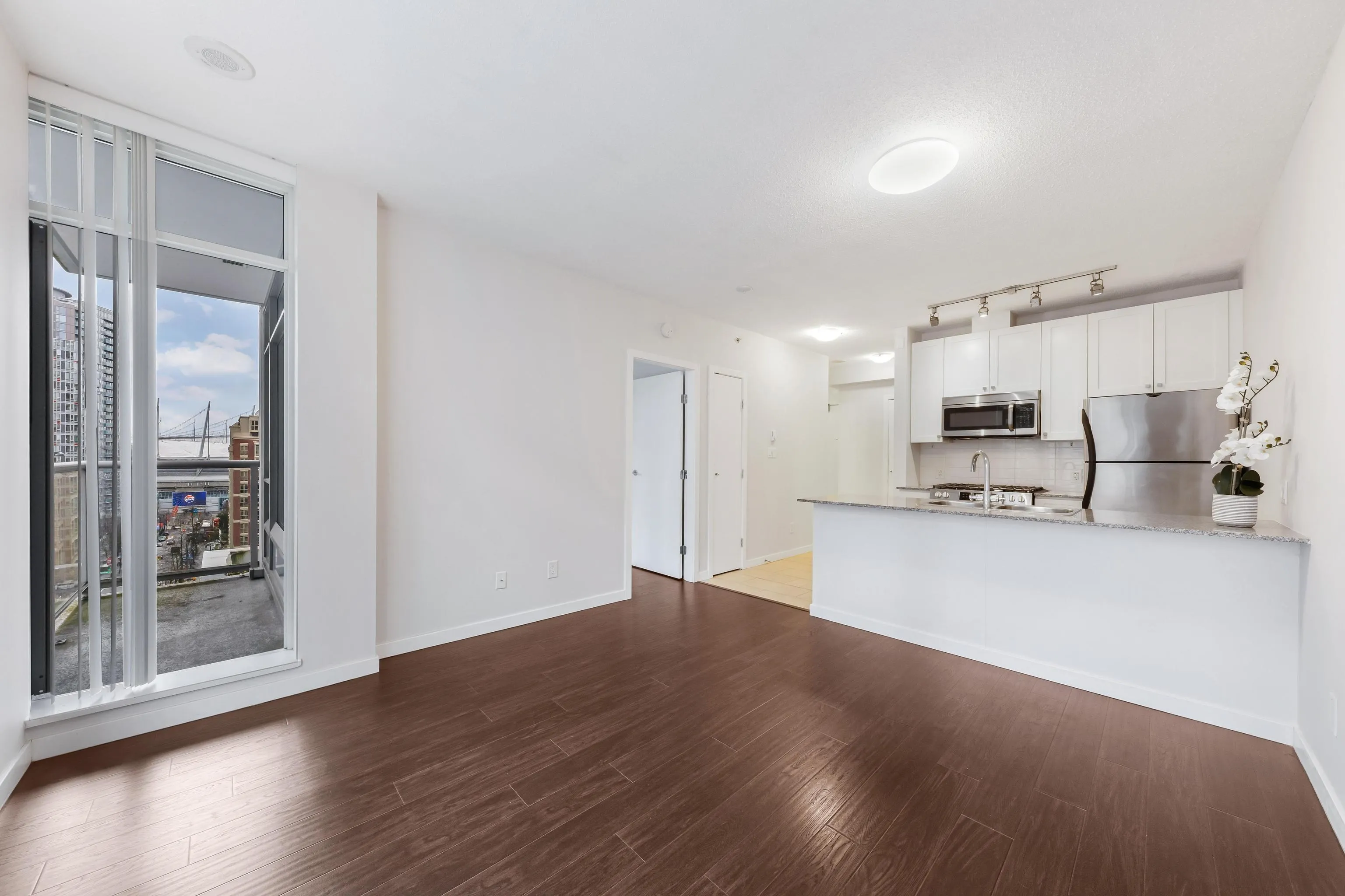 904 480 Robson Street