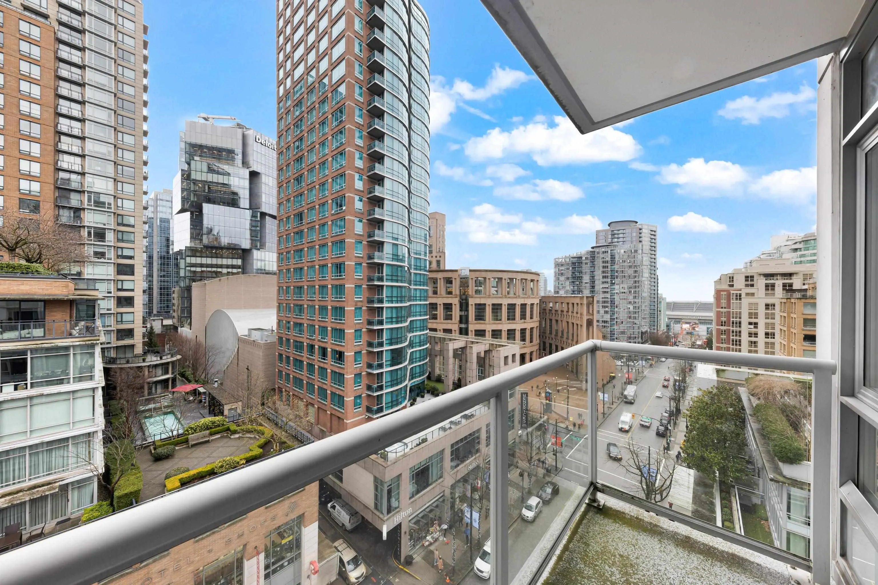 904 480 Robson Street