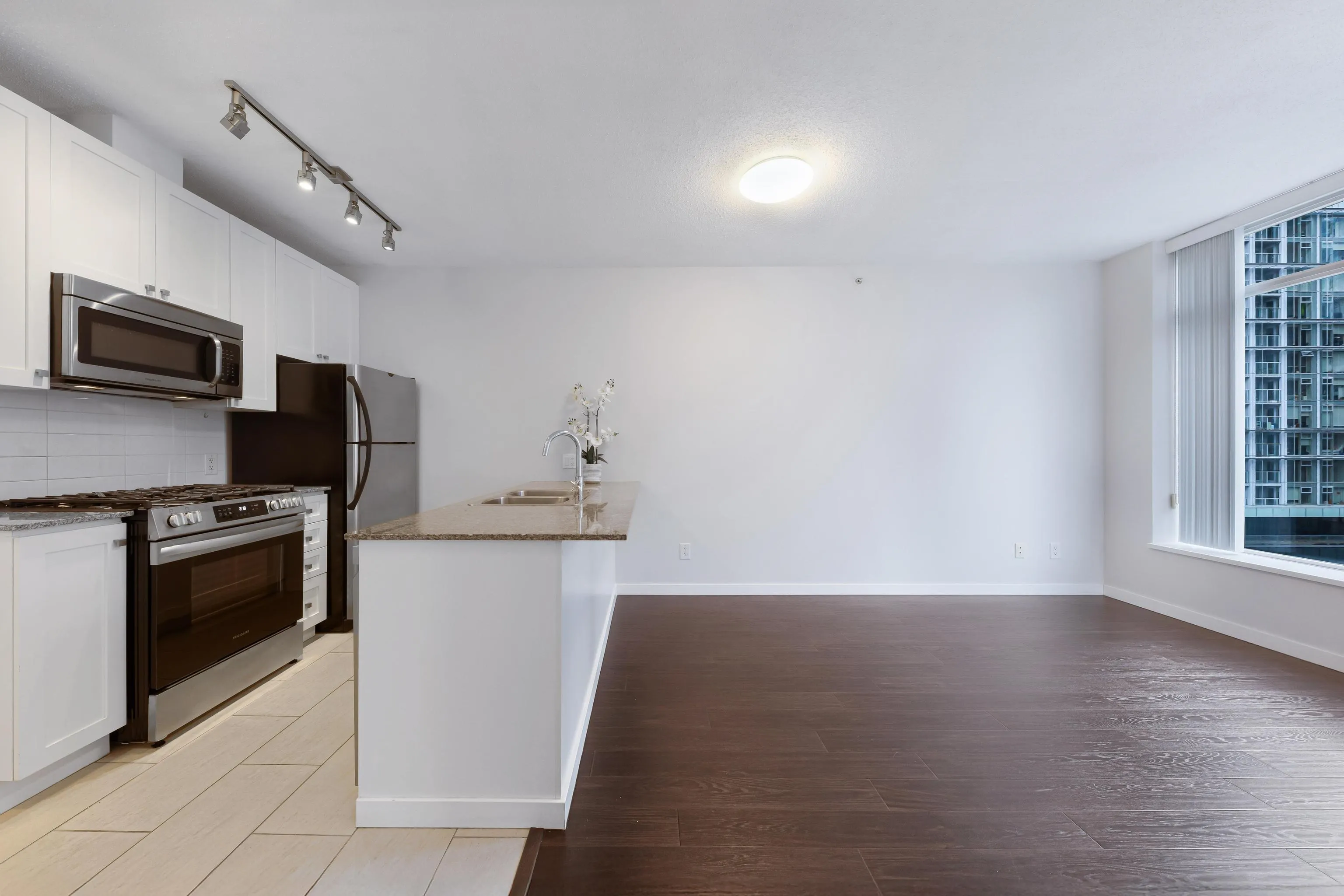 904 480 Robson Street