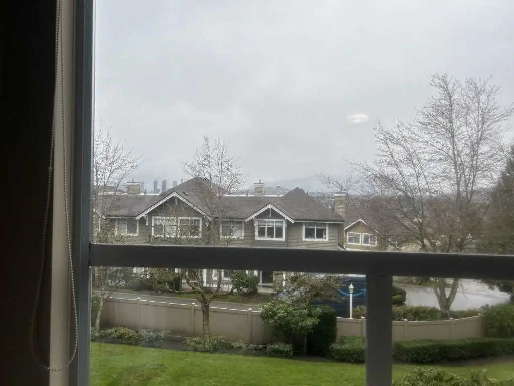 208 5280 Oakmount Crescent
