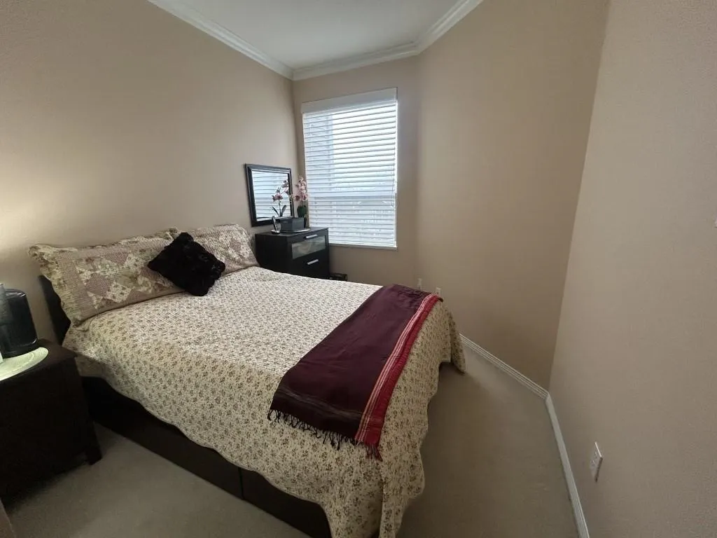 208 5280 Oakmount Crescent