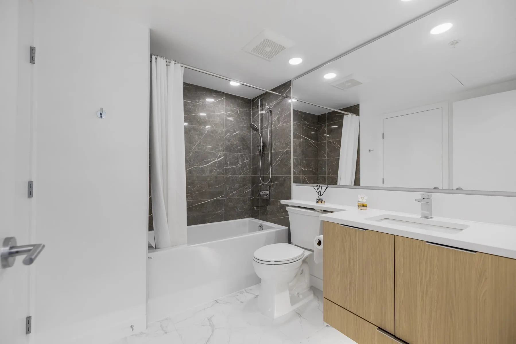 2602 7683 Park Crescent