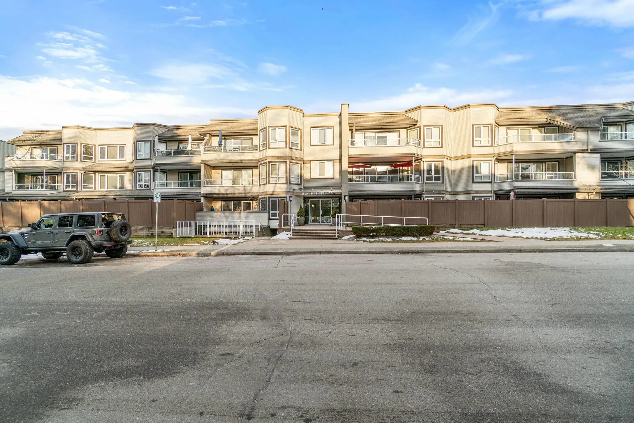 205 1840 E Southmere Crescent