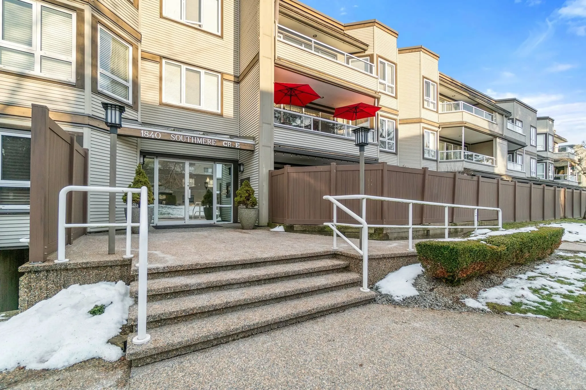 205 1840 E Southmere Crescent