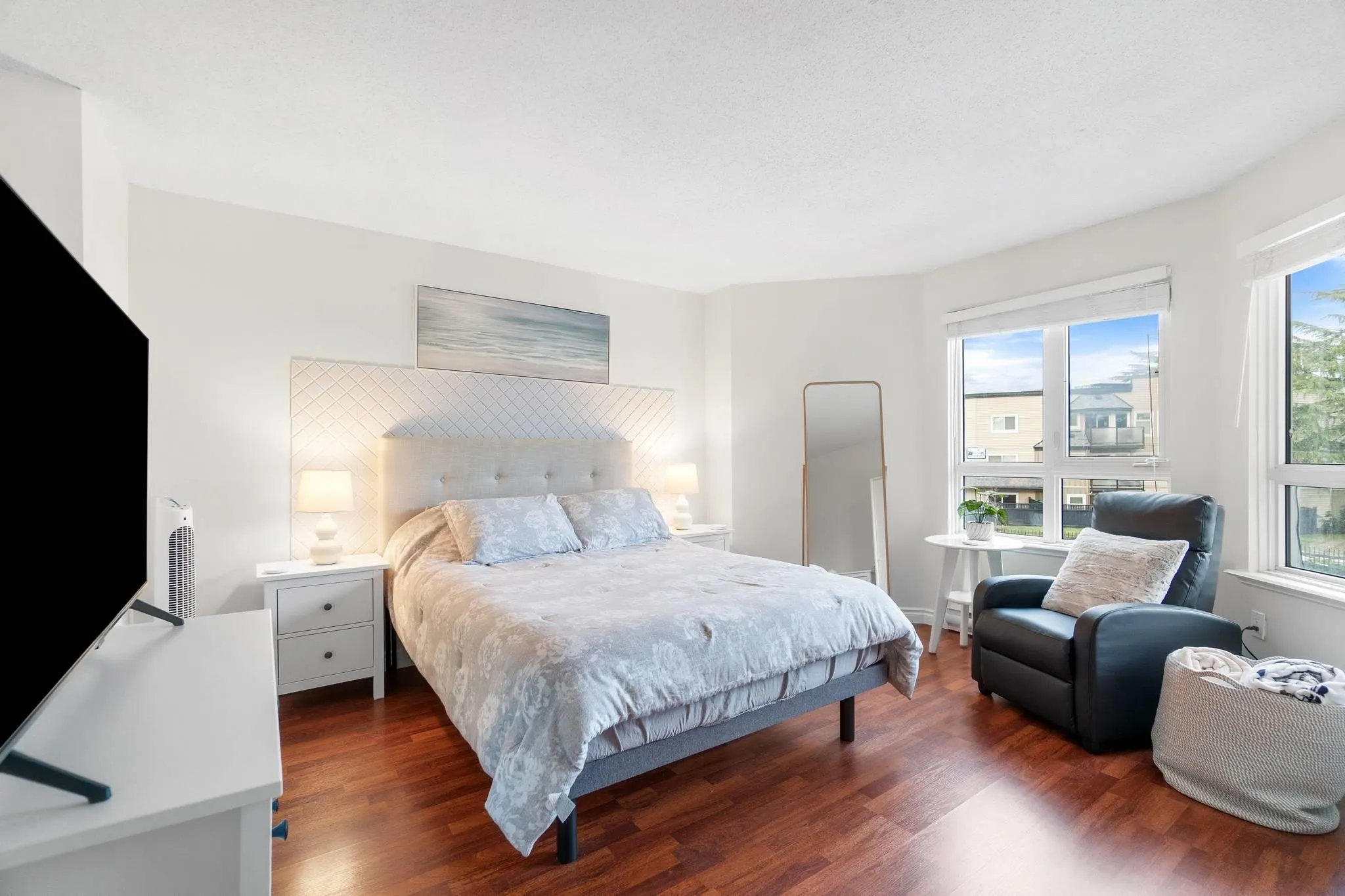 205 1840 E Southmere Crescent