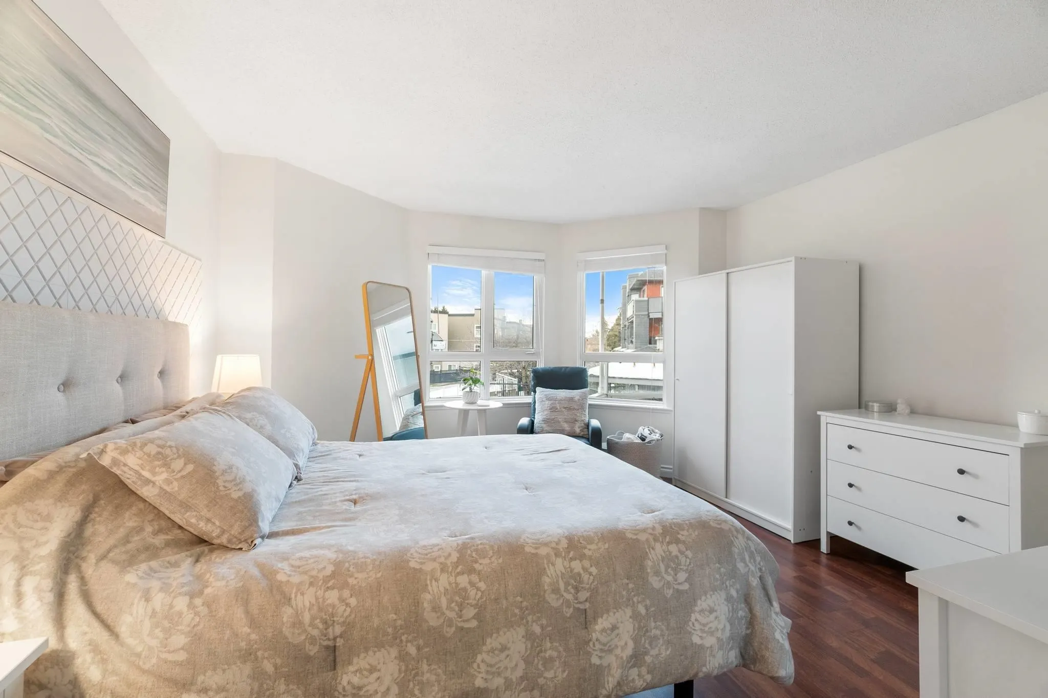 205 1840 E Southmere Crescent