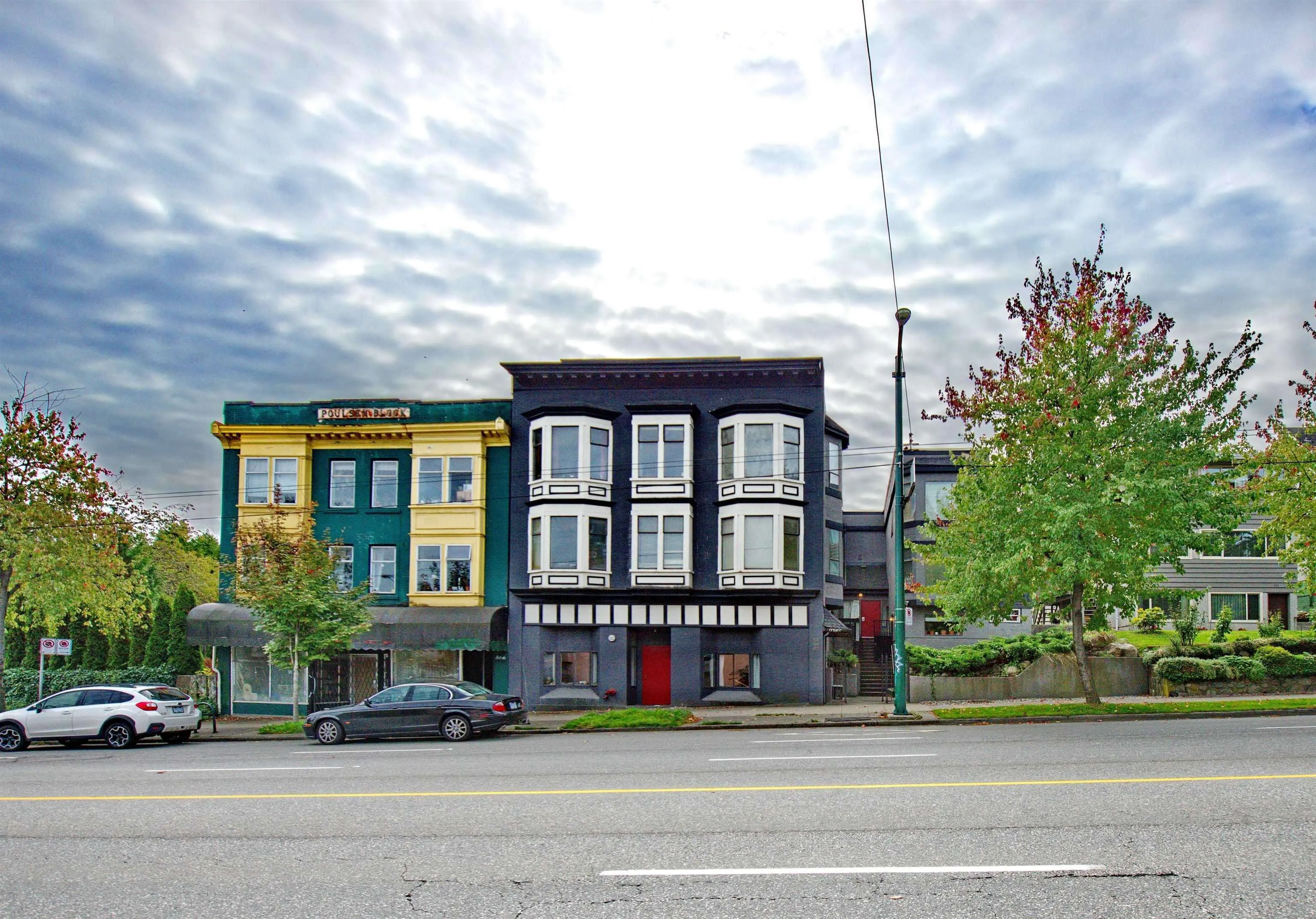 2 862 E Broadway