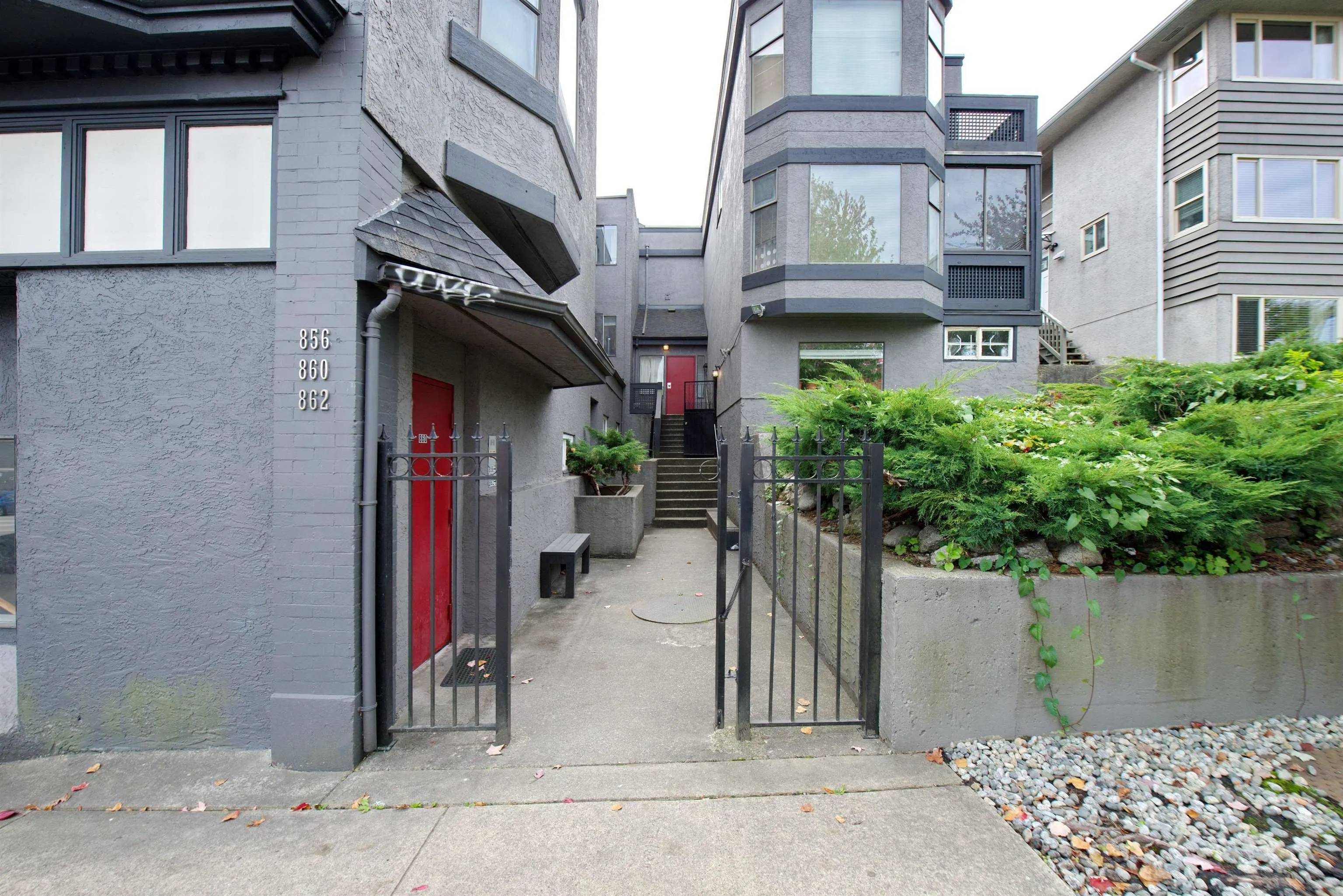 2 862 E Broadway