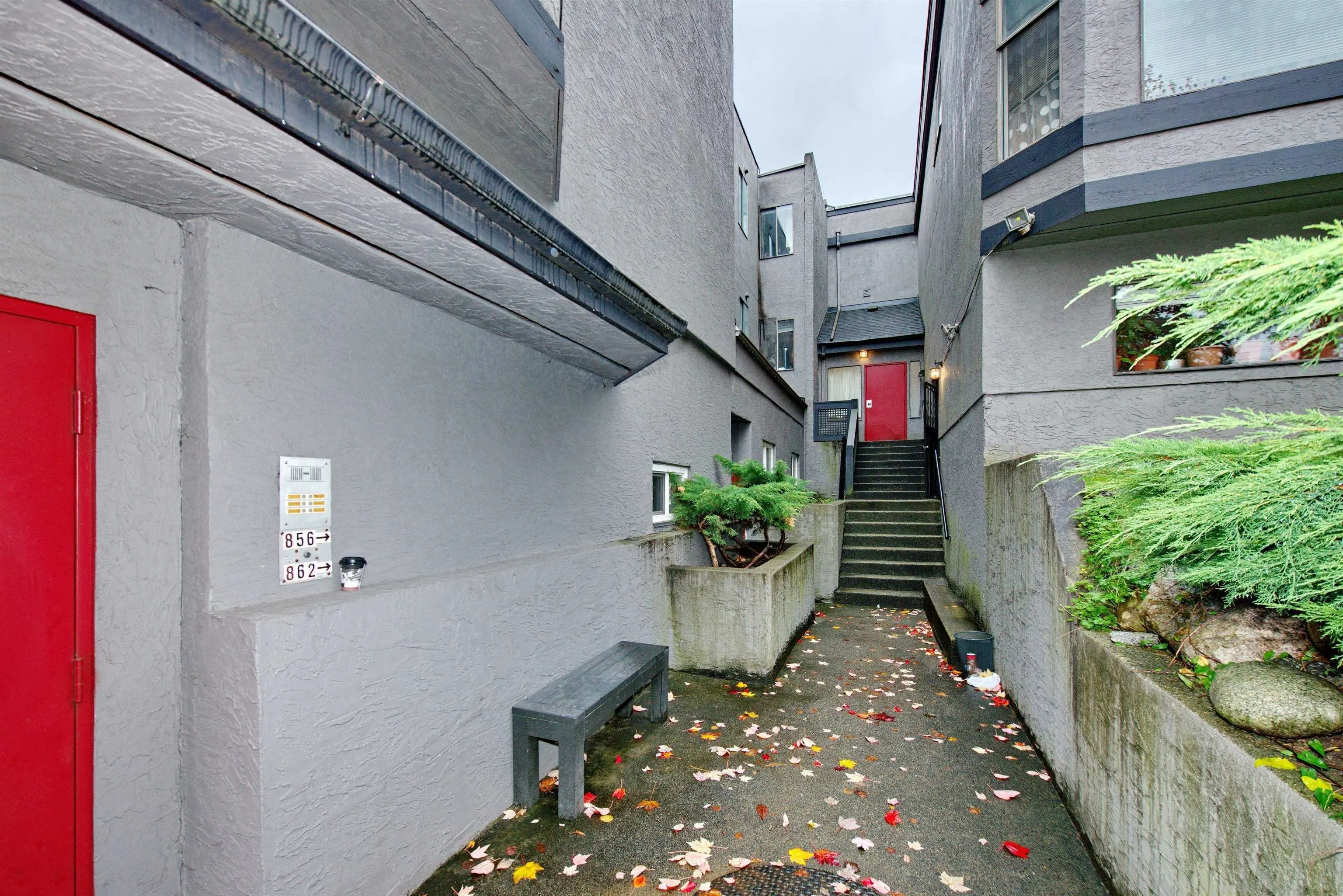 2 862 E Broadway