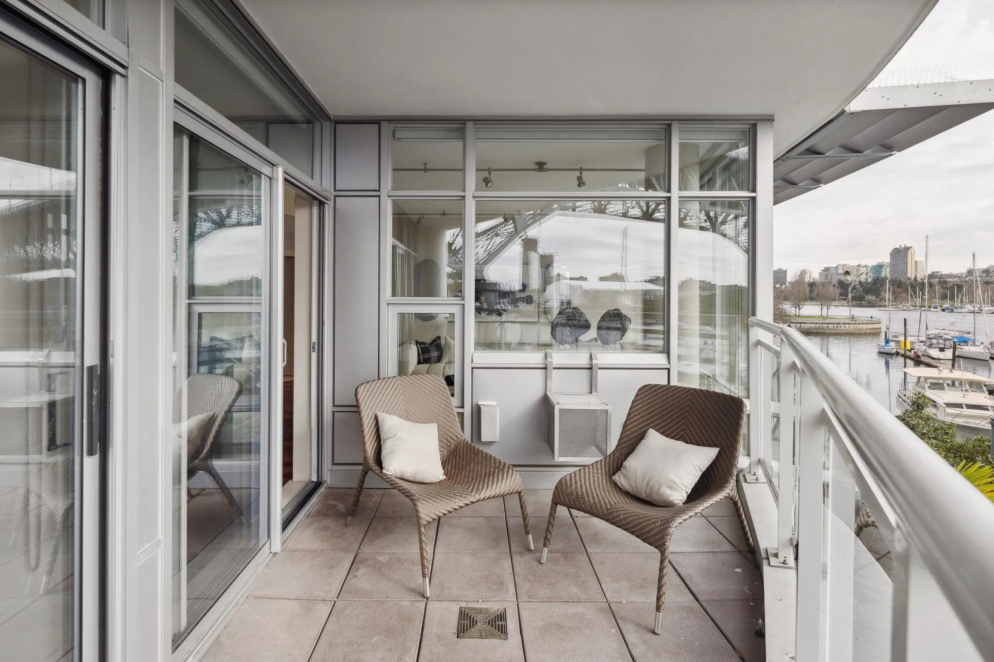202 628 Kinghorne Mews
