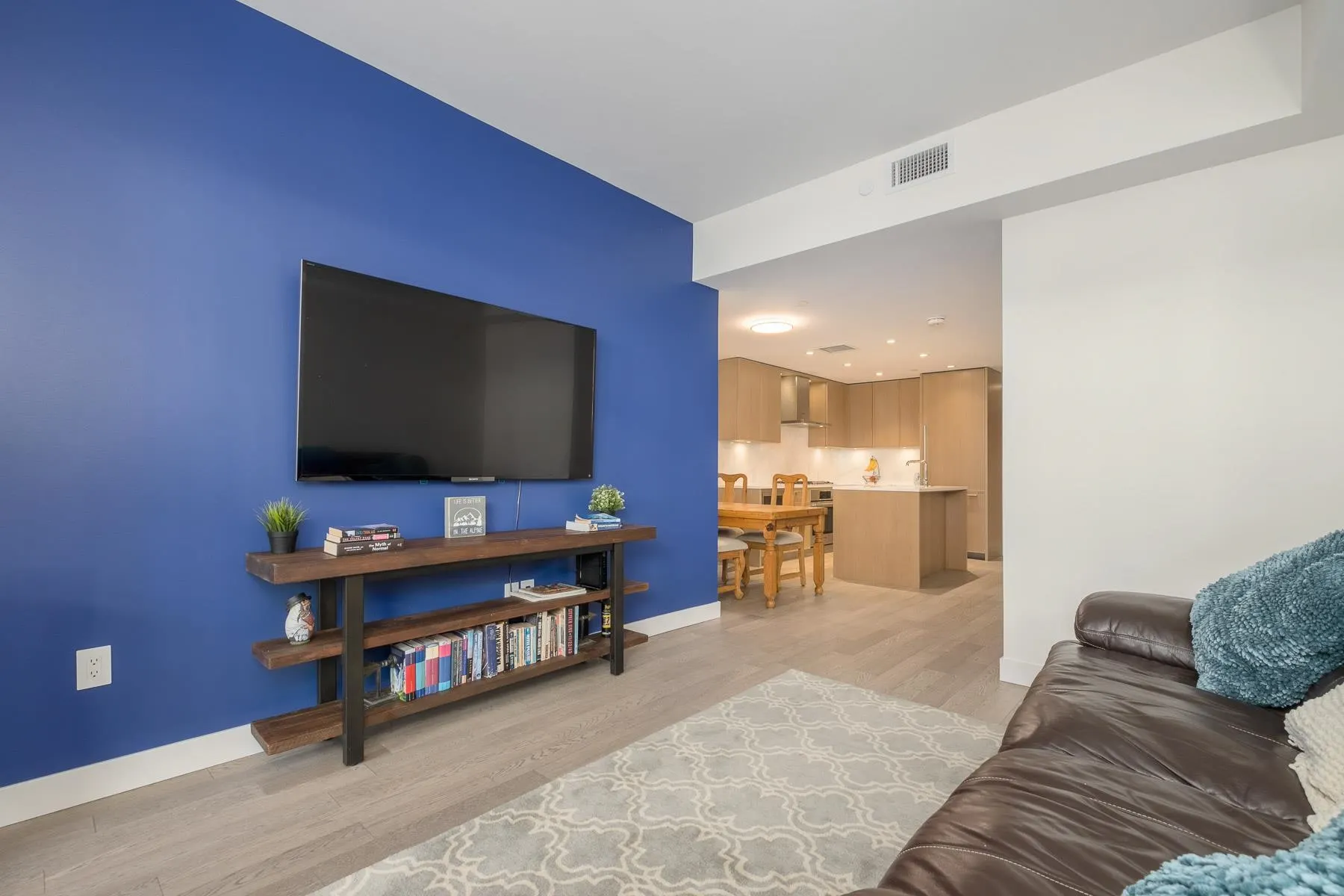 222 3220 Connaught Crescent