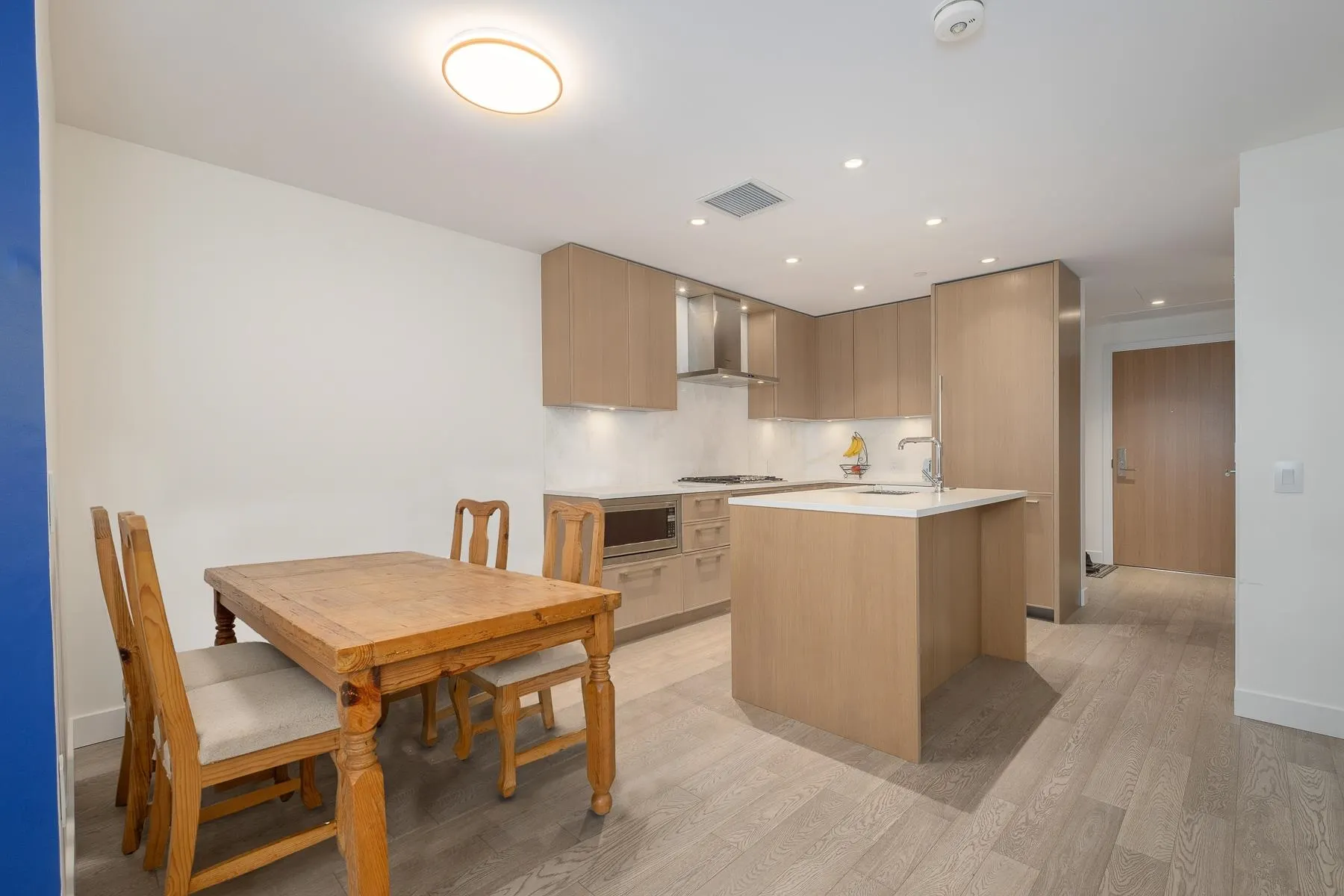 222 3220 Connaught Crescent