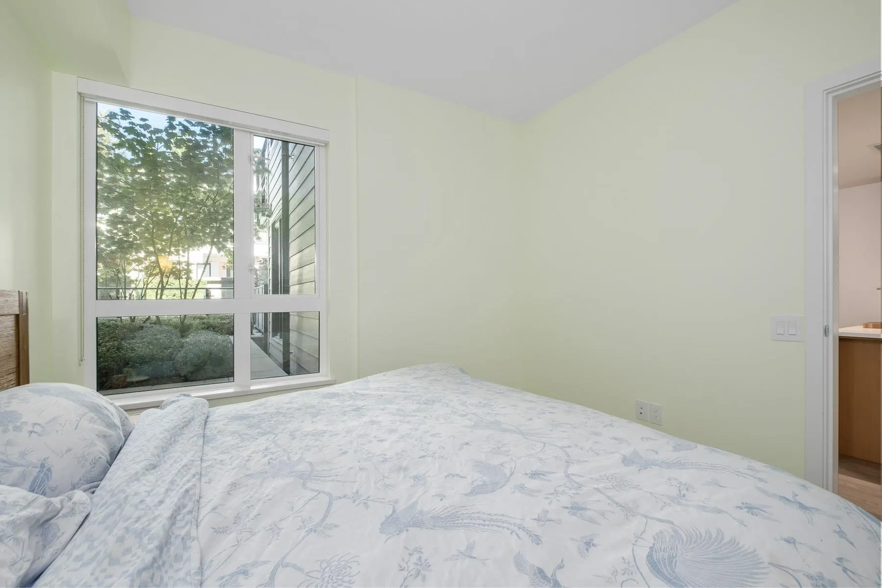 222 3220 Connaught Crescent