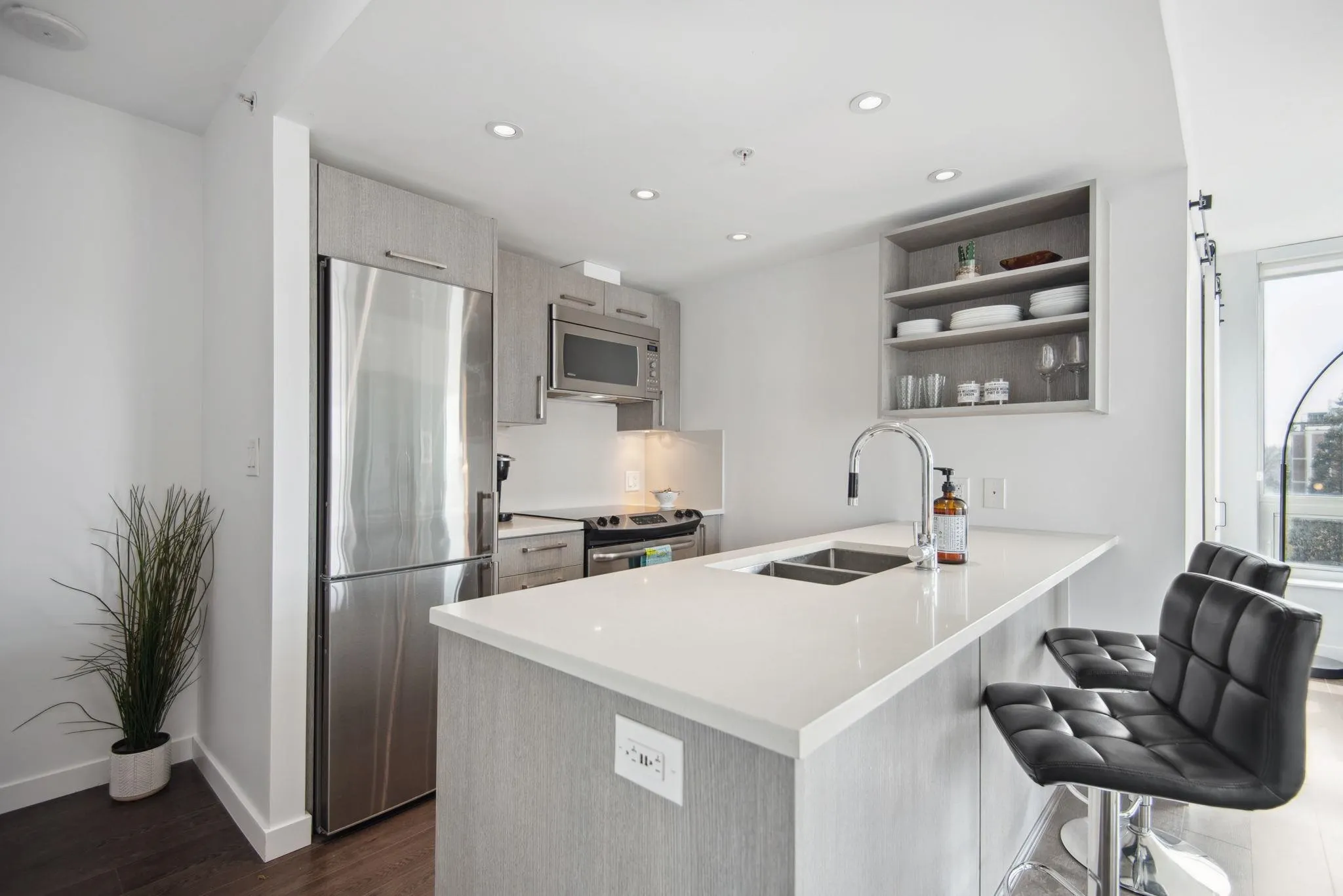 808 933 E Hastings Street